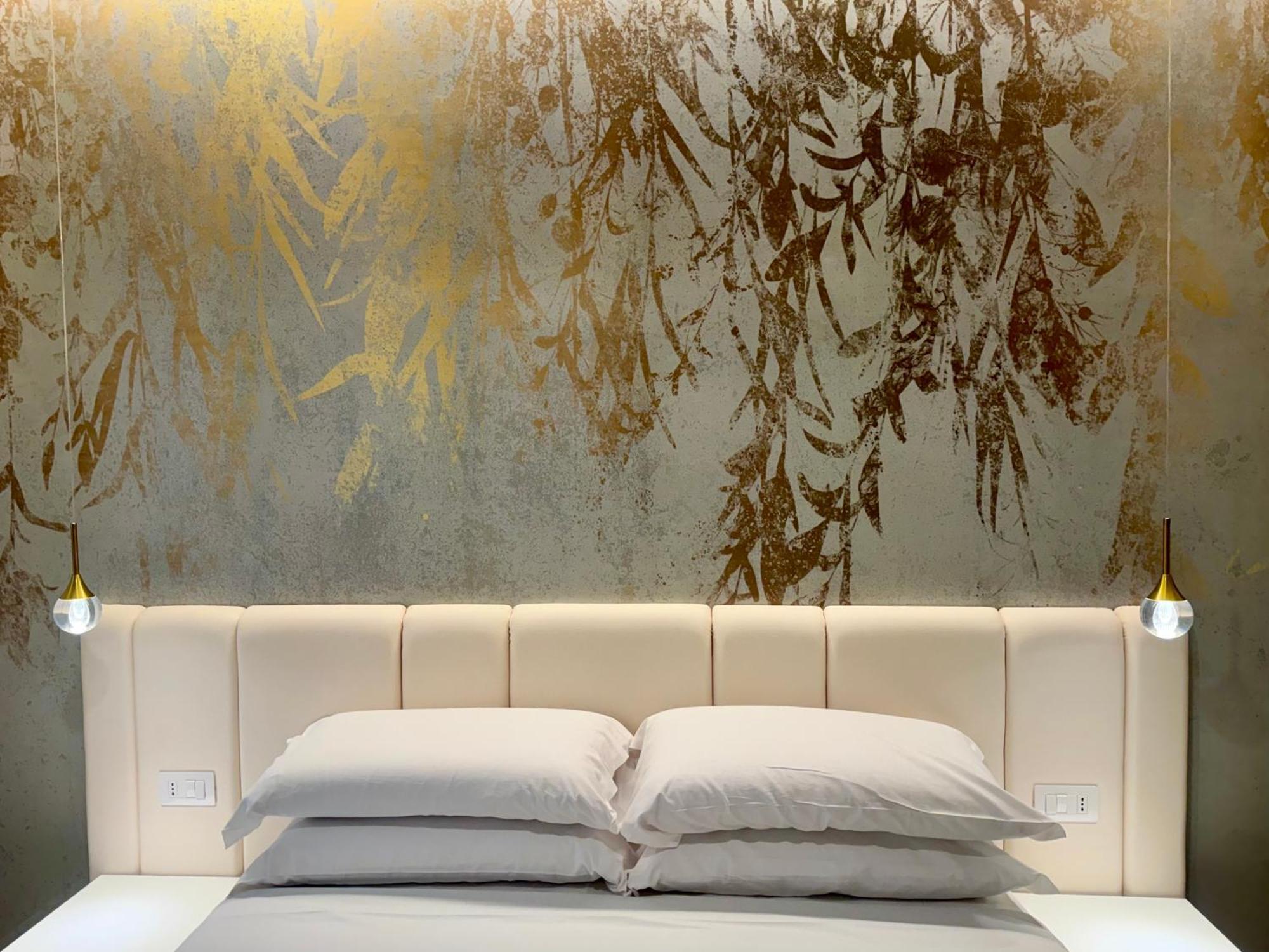 Quarto com Cama King-size e Banheira de Hidromassagem