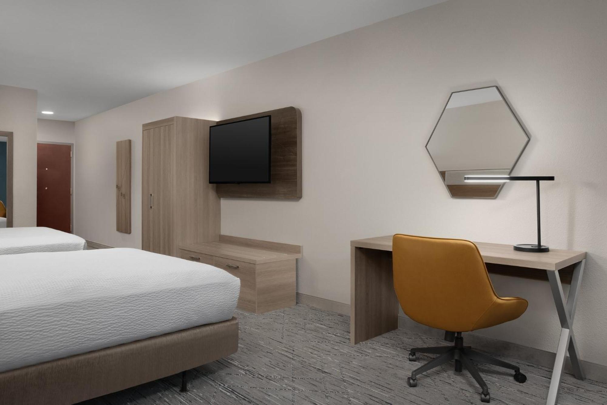 Queen Room with Two Queen Beds - Mobility Access Tub/Non-Smoking