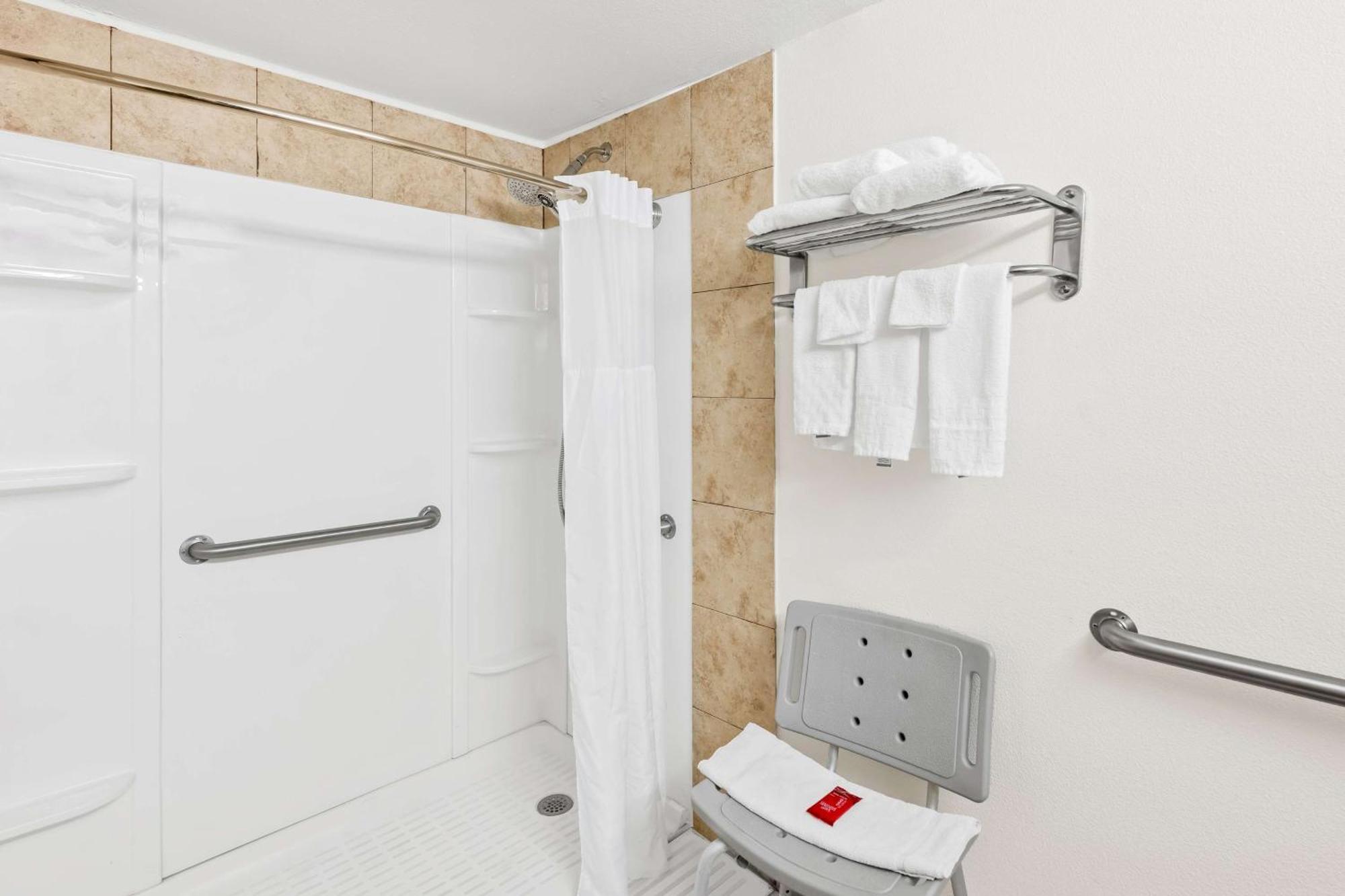 King Suite Sofa Bed Bath Tub Disability Access or Non-Smoking