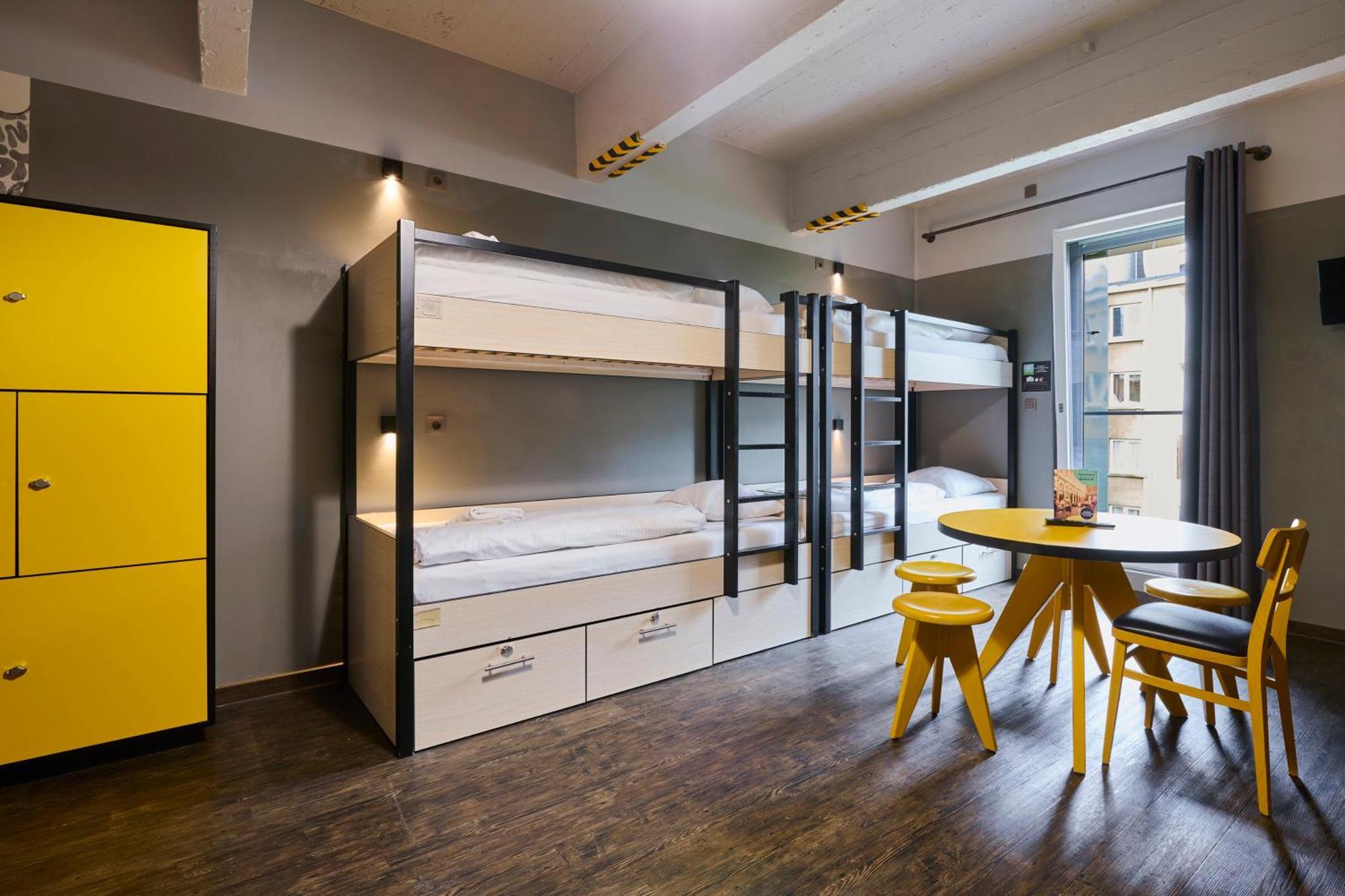 Bed in een Gemengde Slaapzaal met 10 Bedden