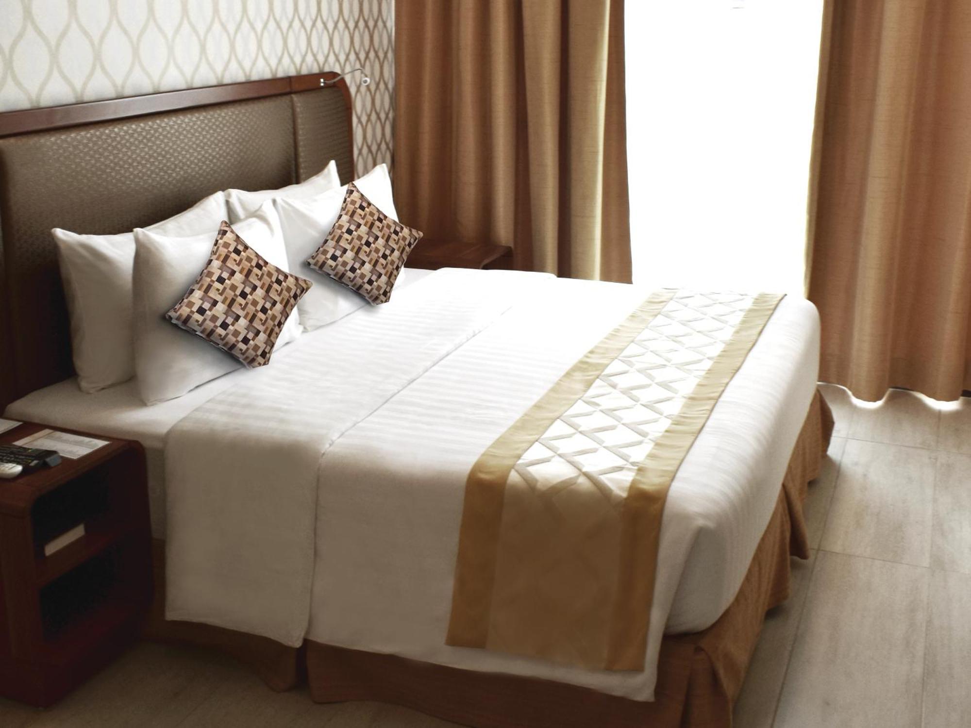 Executive Suite,1619212976:JPEG