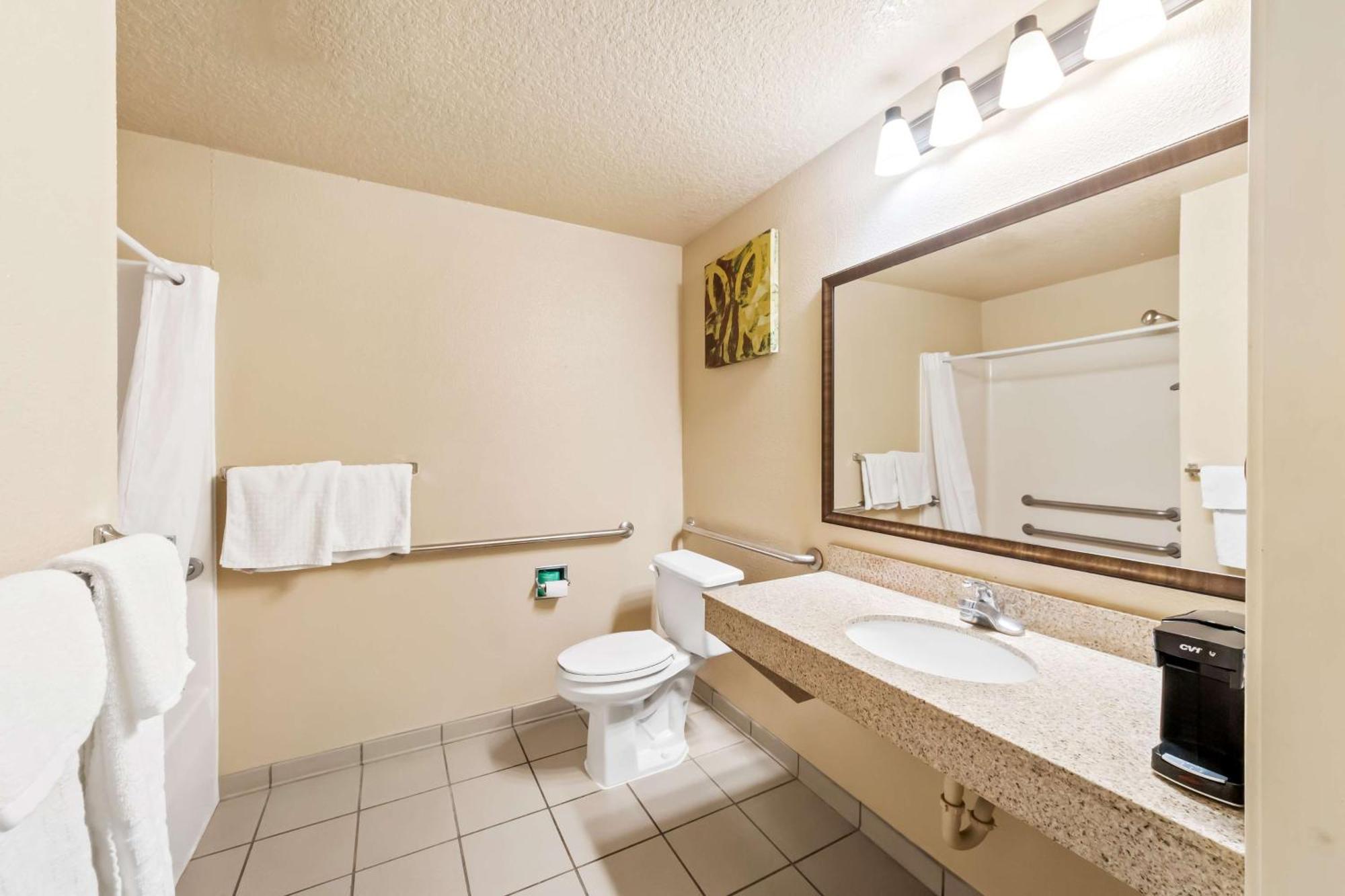 Zimmer mit Kingsize-Bett - barrierefreie Badewanne