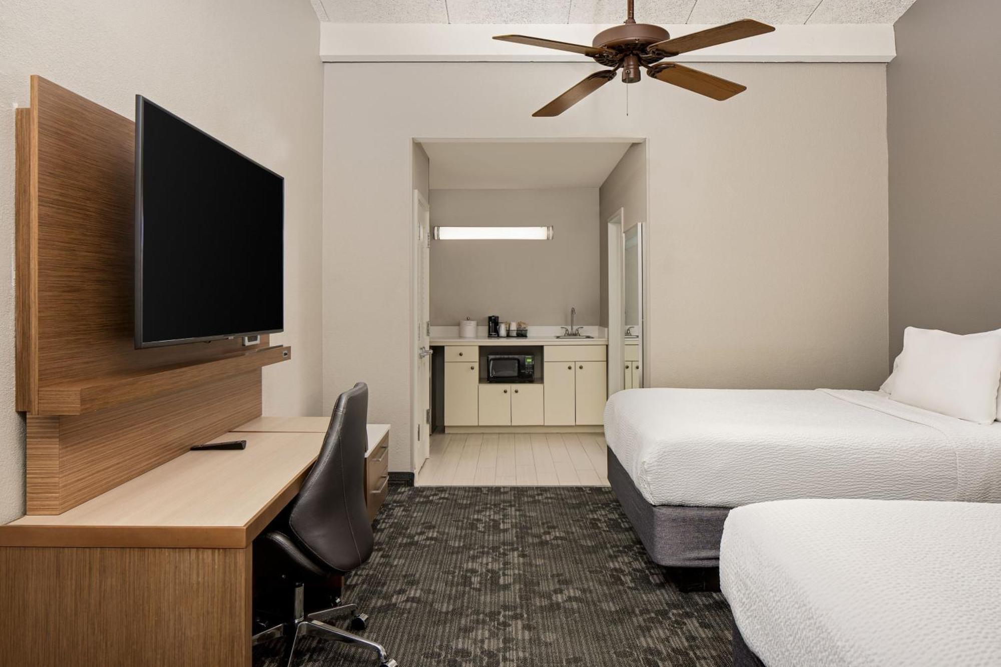 Two-Bedroom Room Four Queen Beds Balcony Sofa Bed