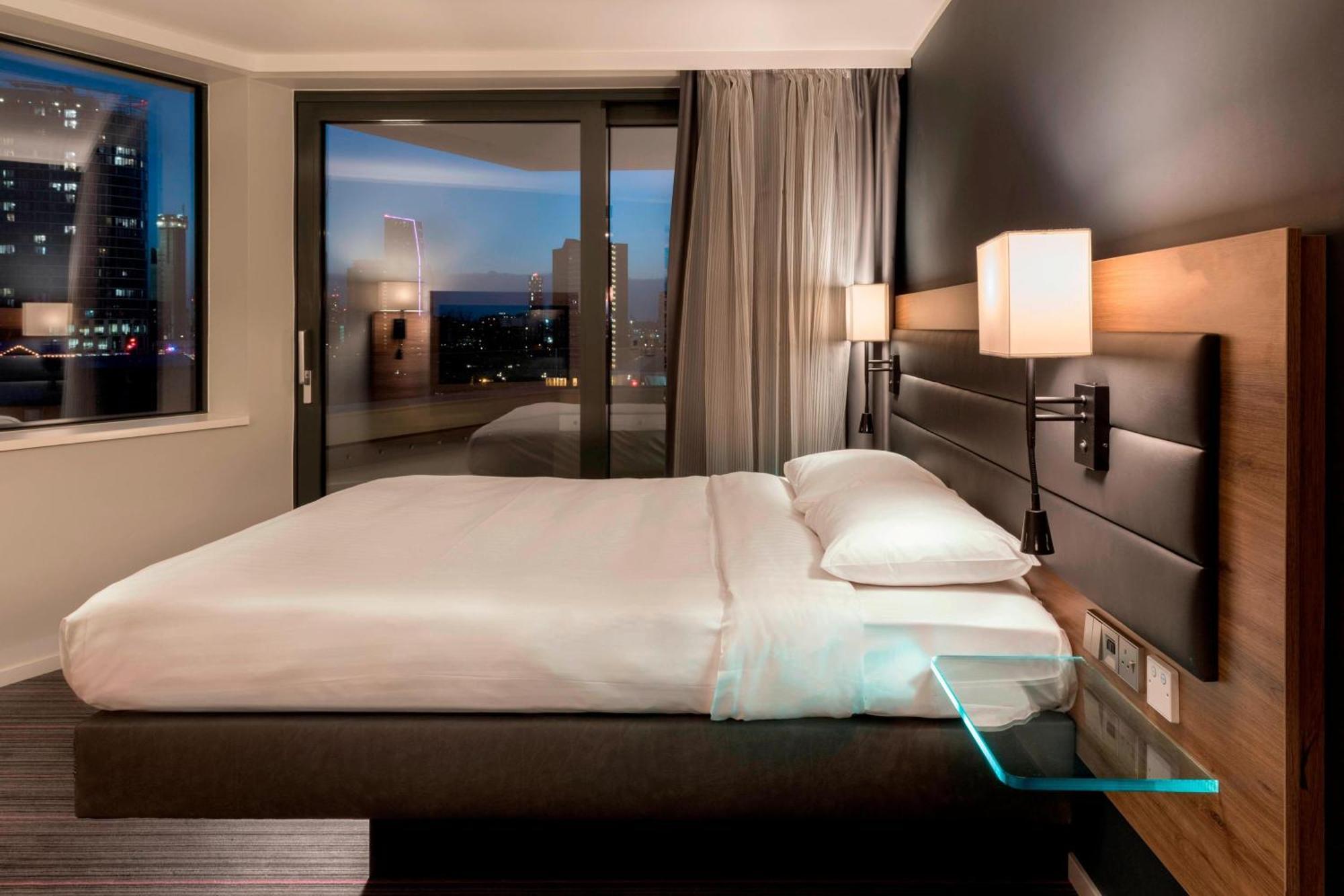 Moxy Queen Room