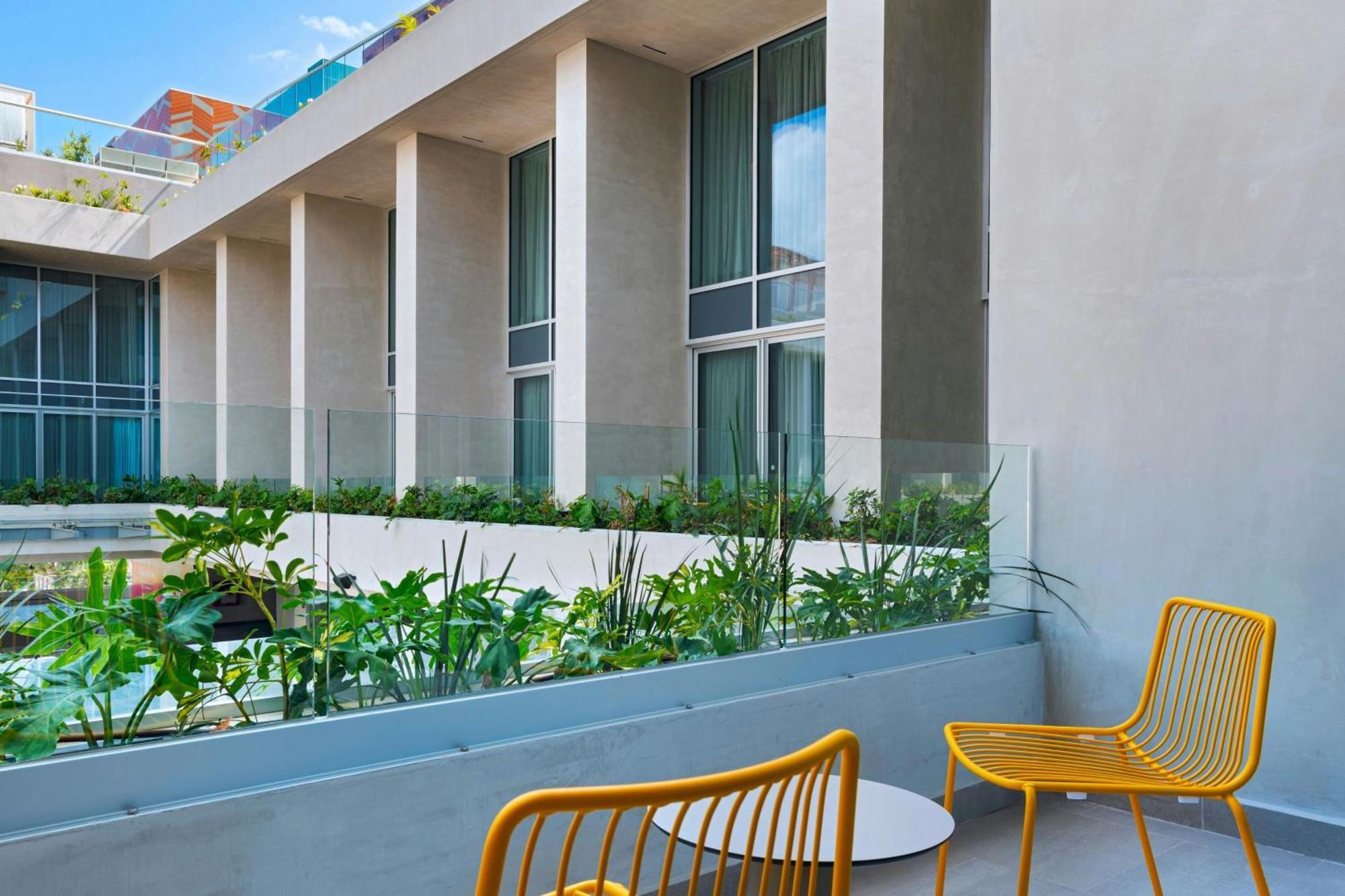 Breezy Guest room, 1 King, Balcony