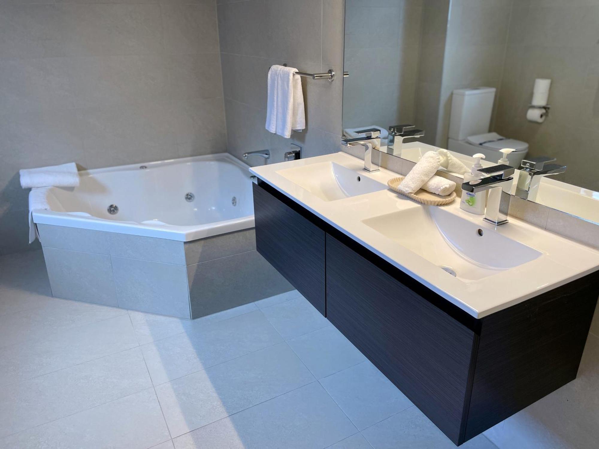King Room Spa Bath