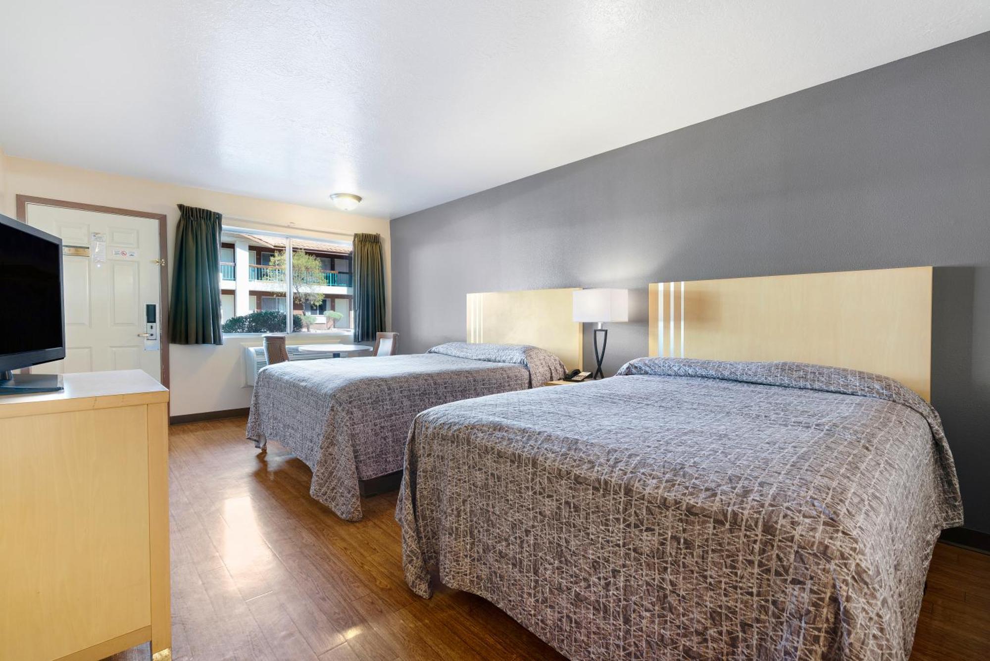 2 Queen Beds Pet Friendly