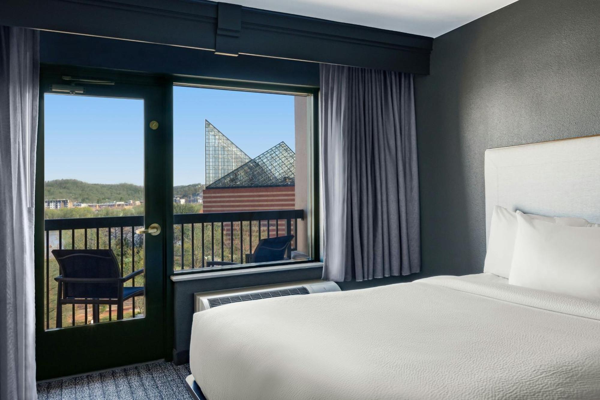 Larger Guest room, 2 Queen, Sofa bed, Aquarium view, Balcony