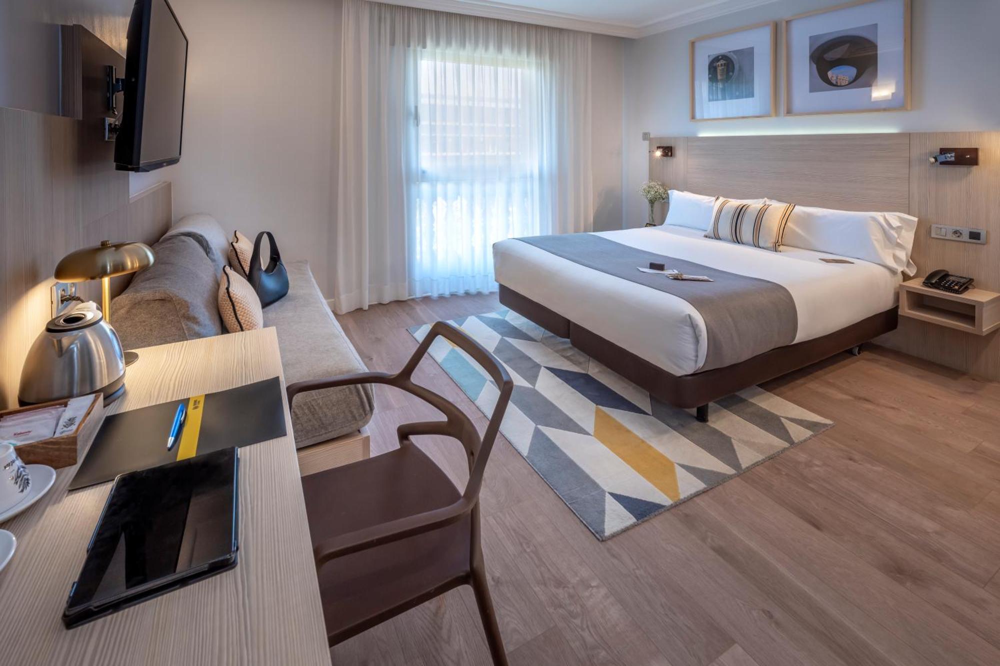 Deluxe Double or Twin Room Rambla View