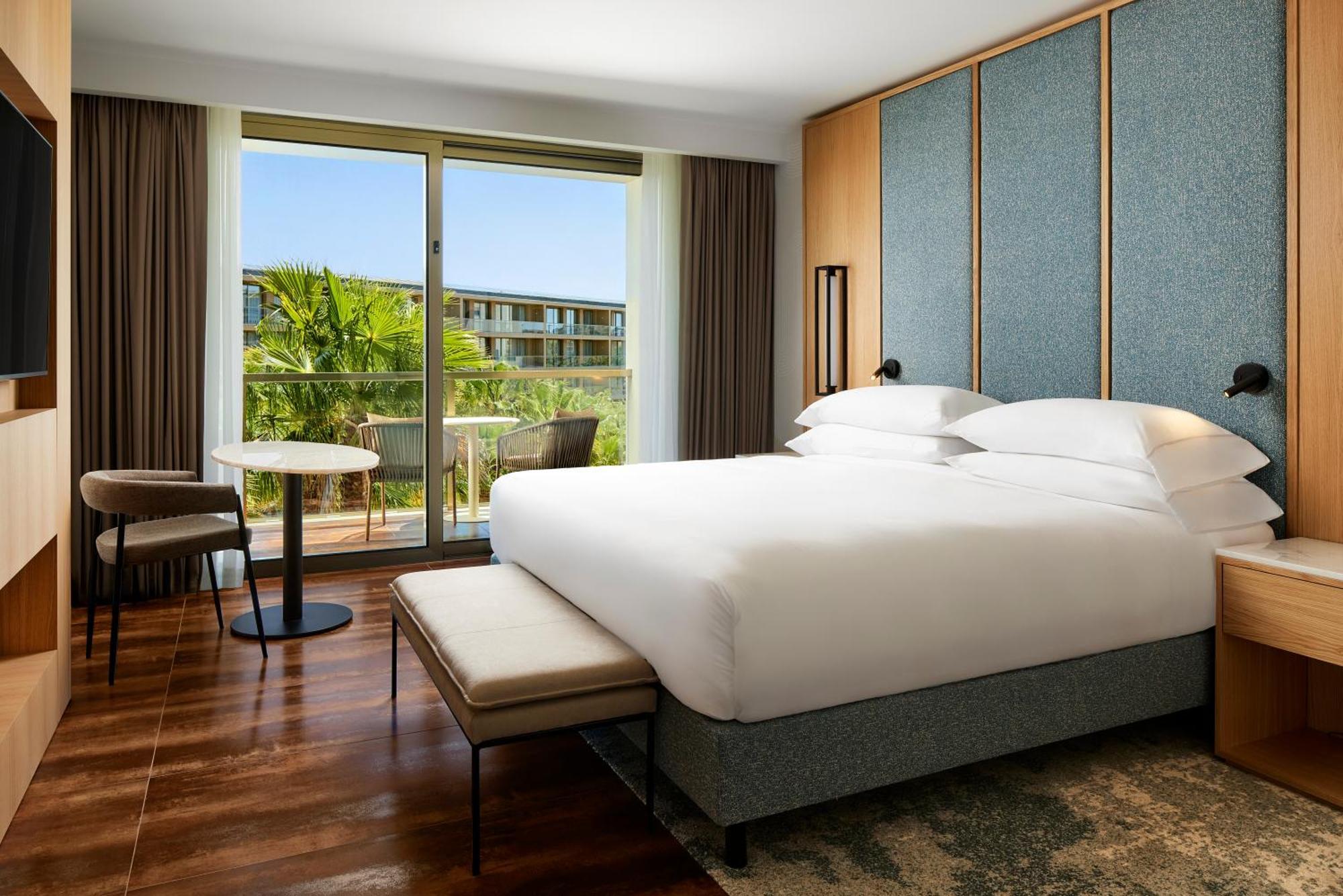One-Bedroom King Suite Sofa Bed Balcony Resort View Club Lounge Access