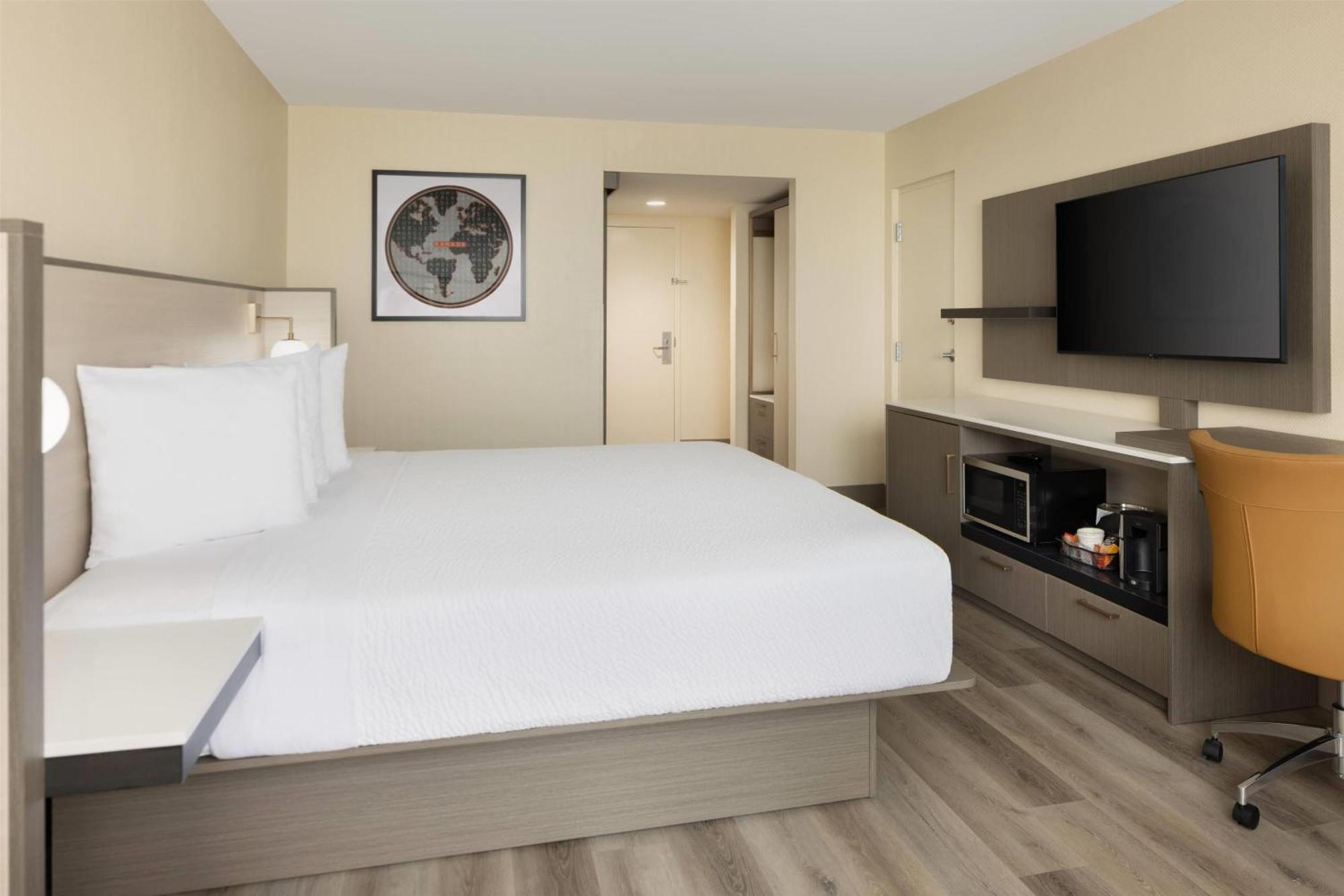 Deluxe King Room Lake View High Floor Newly Renovated NO RESORT FEE