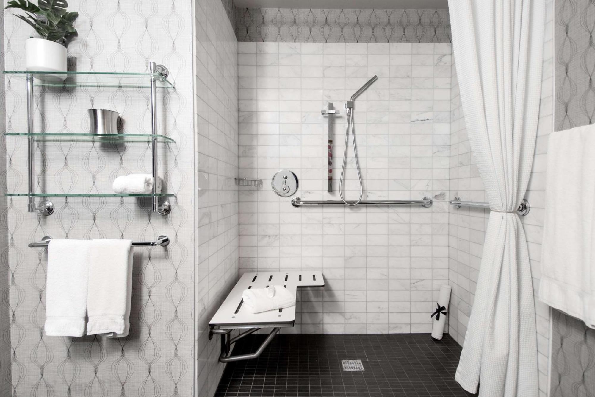 Deluxe Room with Two Double Beds and Roll-In Shower - Mobility Accessible,1697837292:JPEG