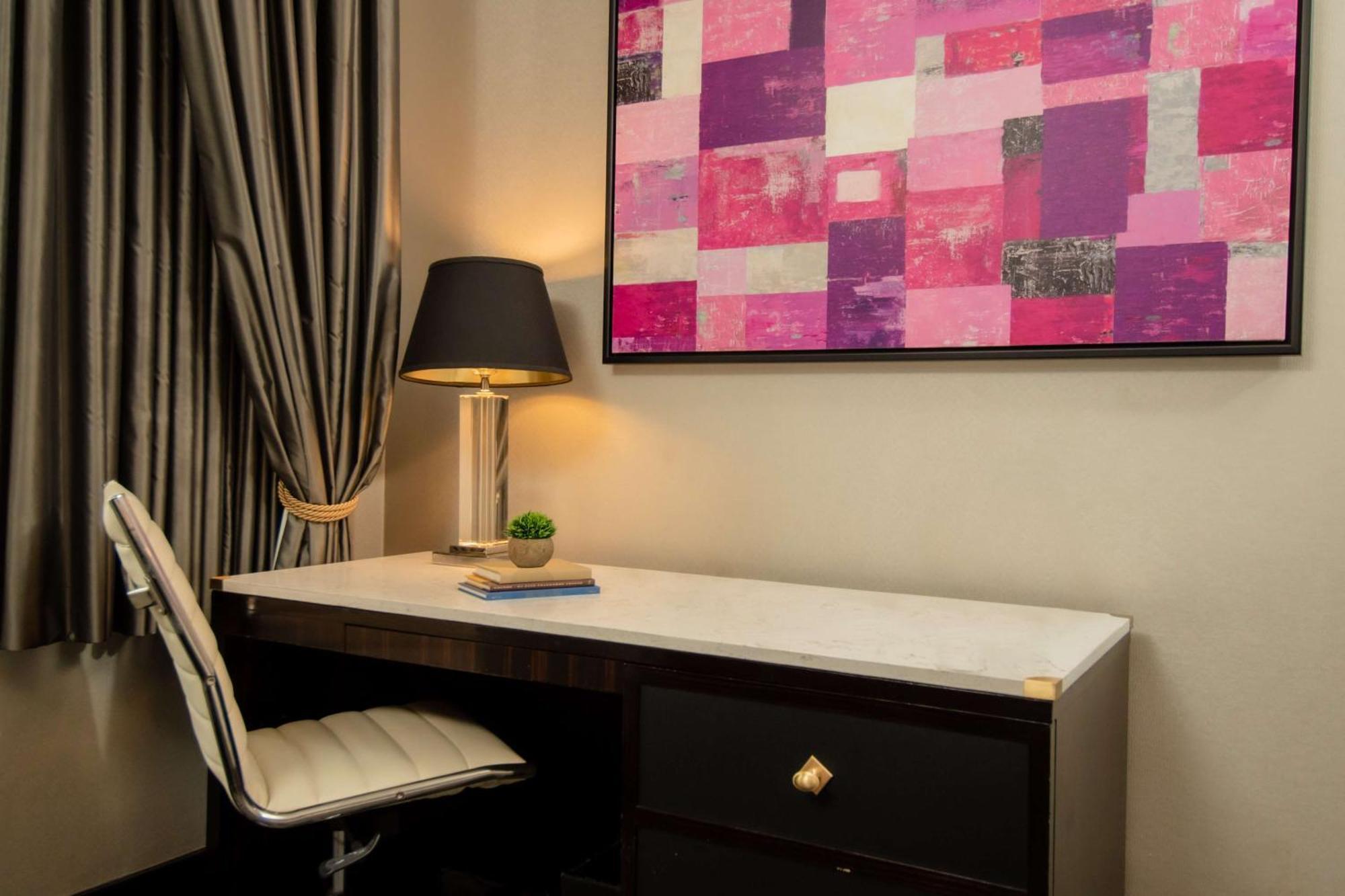 Deluxe King Room with Bathtub - Mobility/Hearing Accessible,1697837292:JPEG