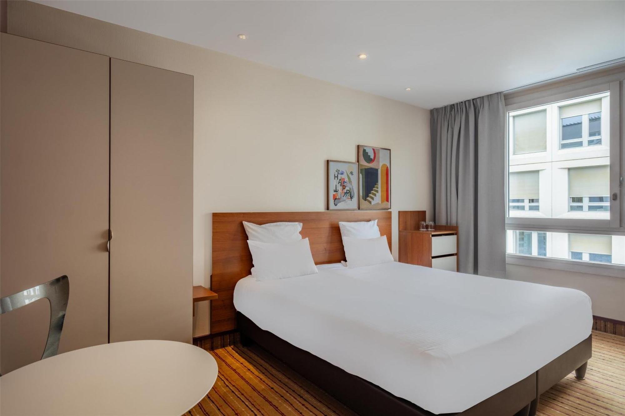 Zimmer mit Kingsize-Bett