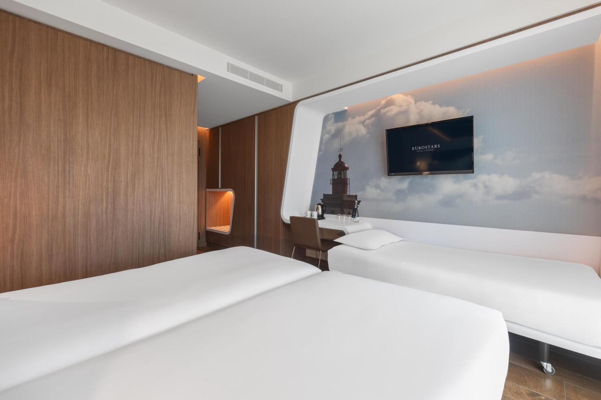 Habitación Triple Estándar con balcón y vistas al mar