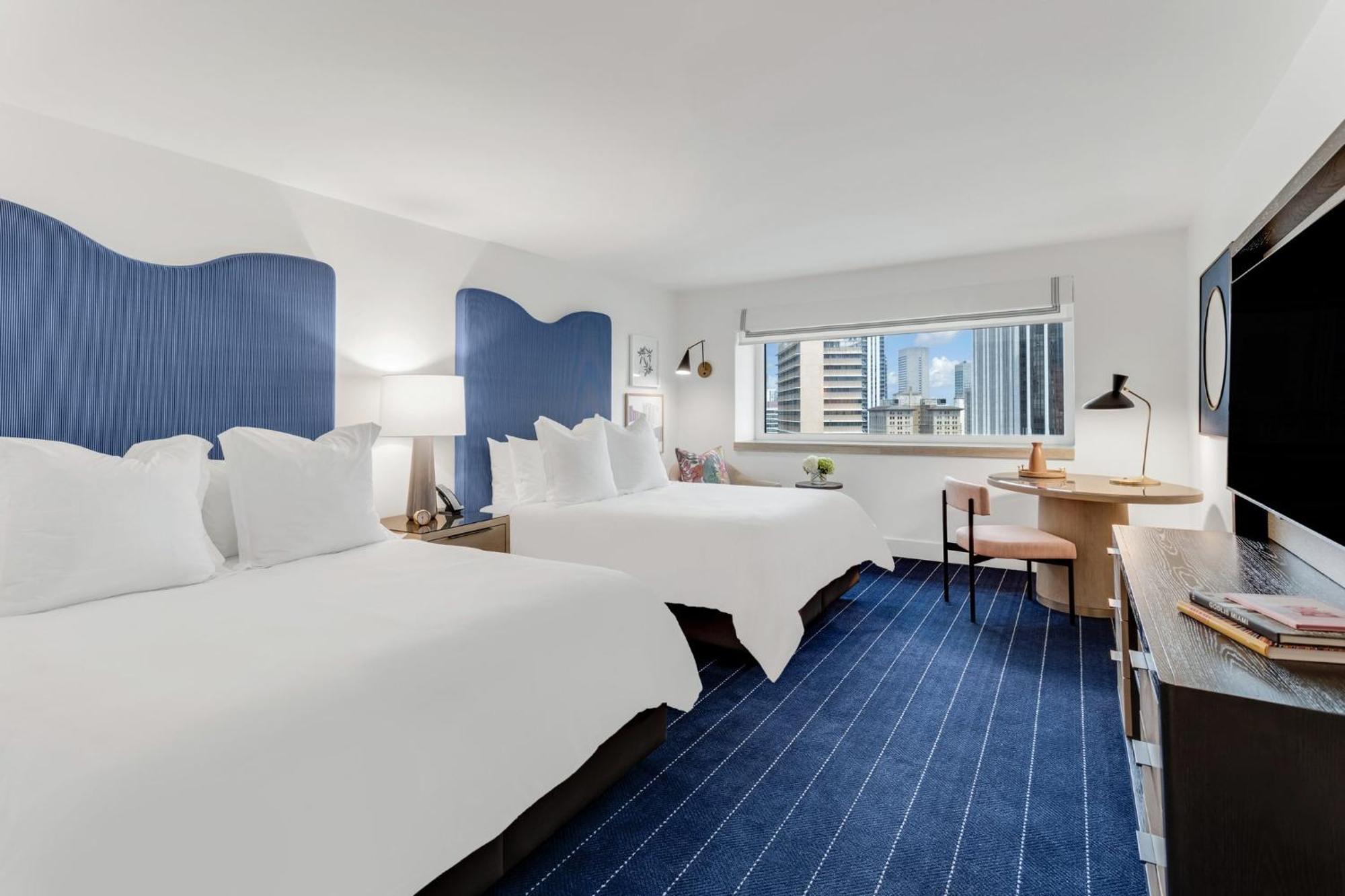 Classic Zimmer mit 2 Queensize-Betten und Stadtblick