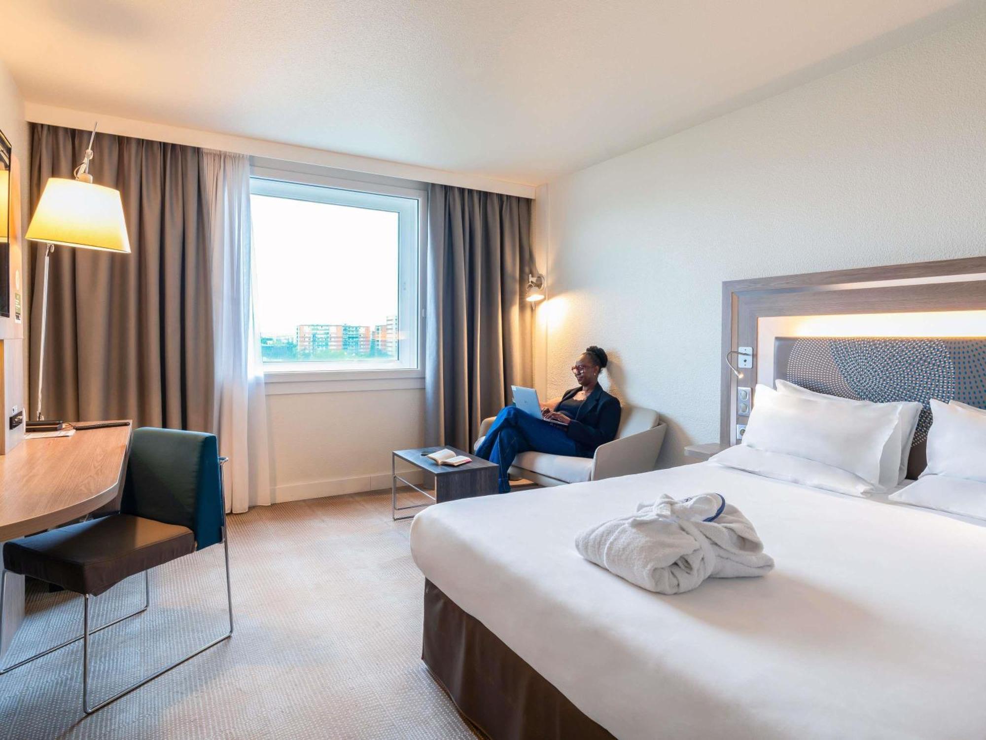 Executive Queen Room with Eiffel Tower View,1704868262:JPEG