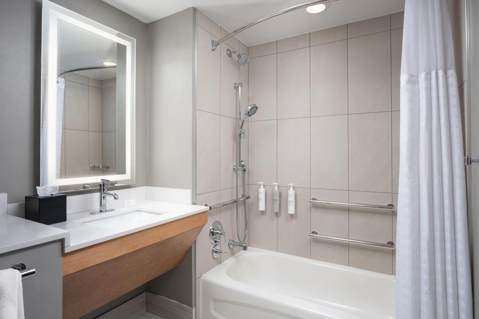 King Suite with Bath Tub - Mobility and Hearing Access,1758304498:JPEG
