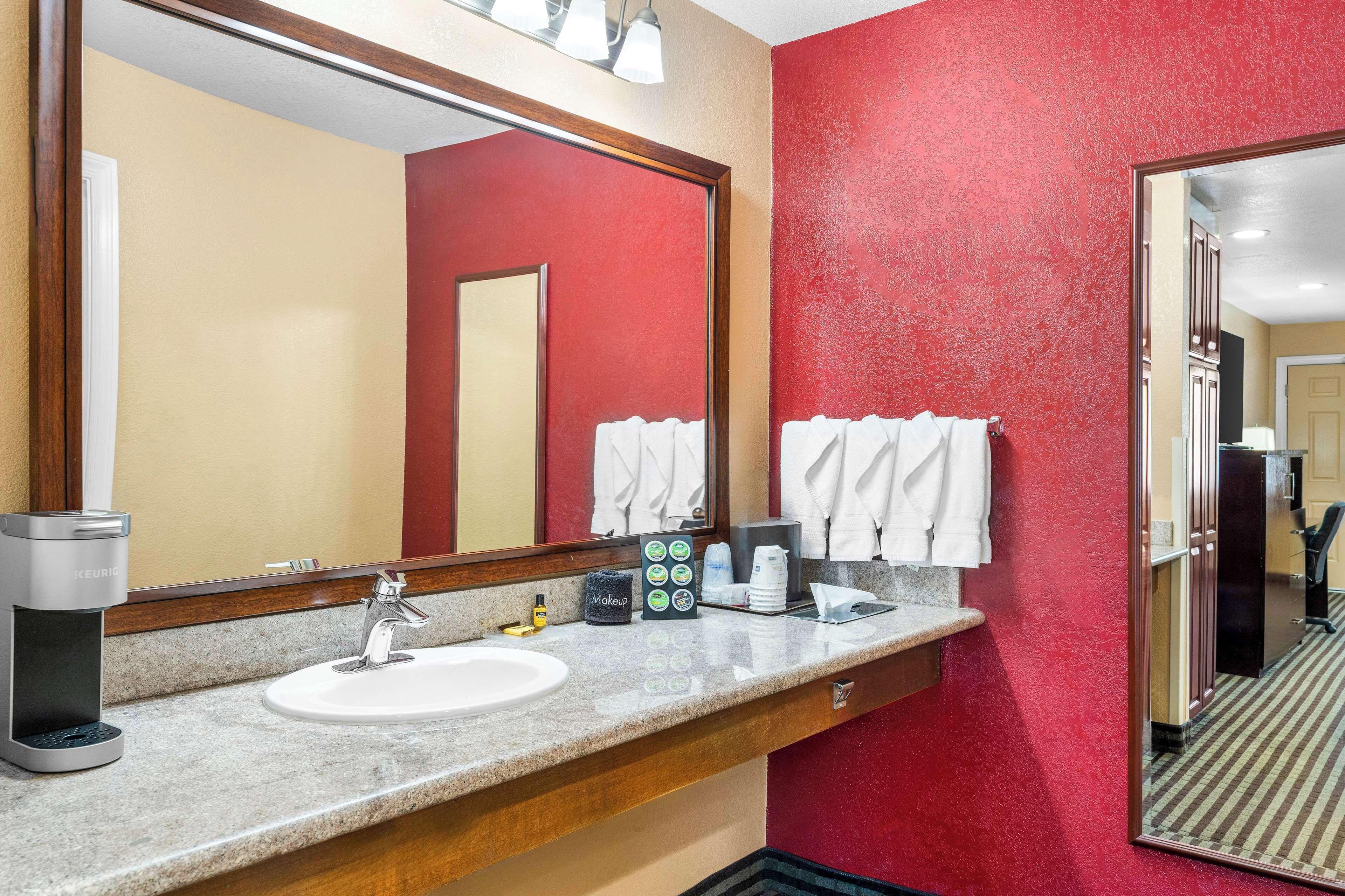 King Room Roll Shower Disability Access or Non-Smoking