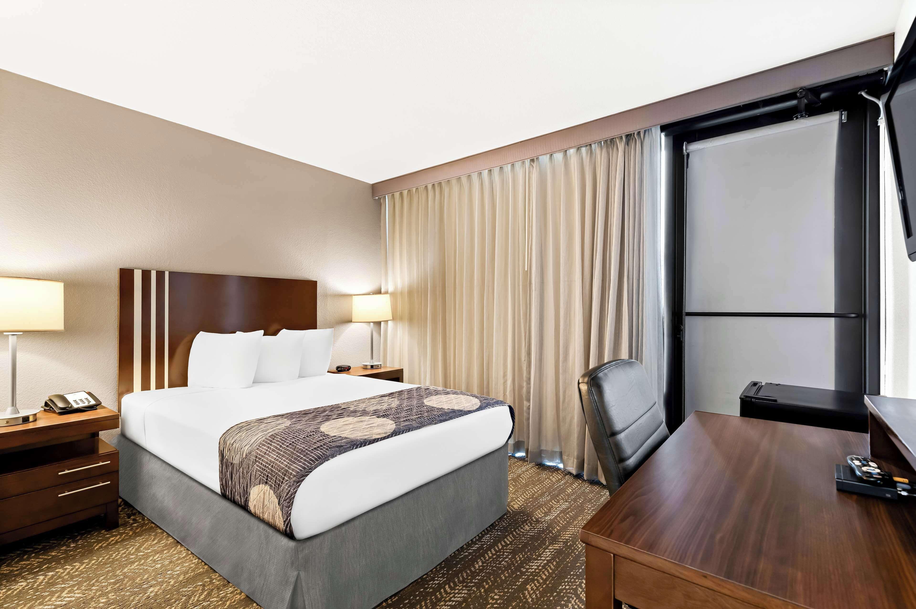 Double Room Mobility Accessible Tub