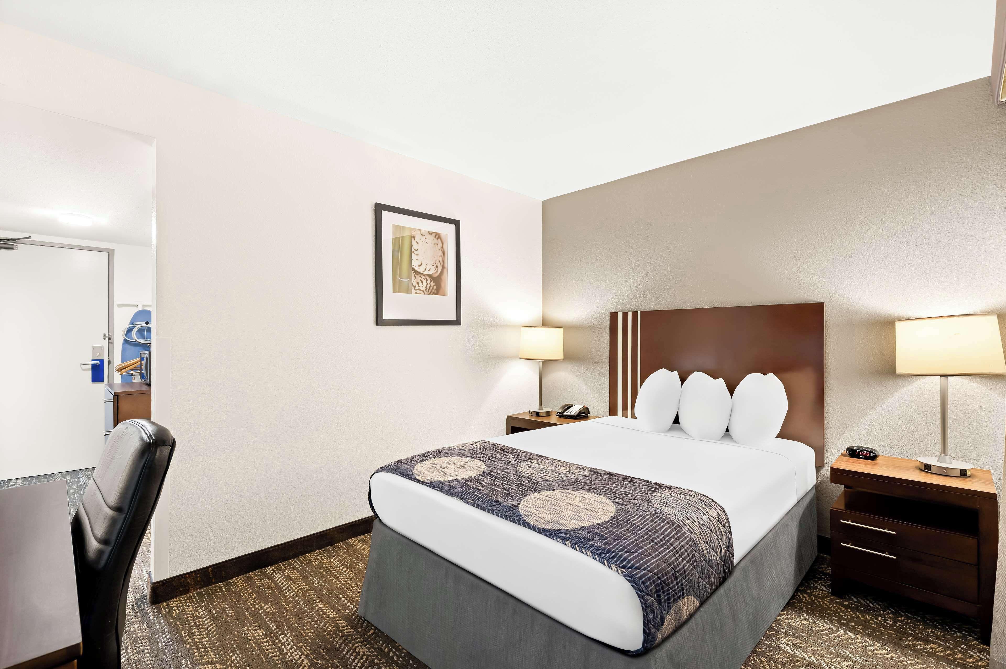 Double Room Mobility Accessible Tub