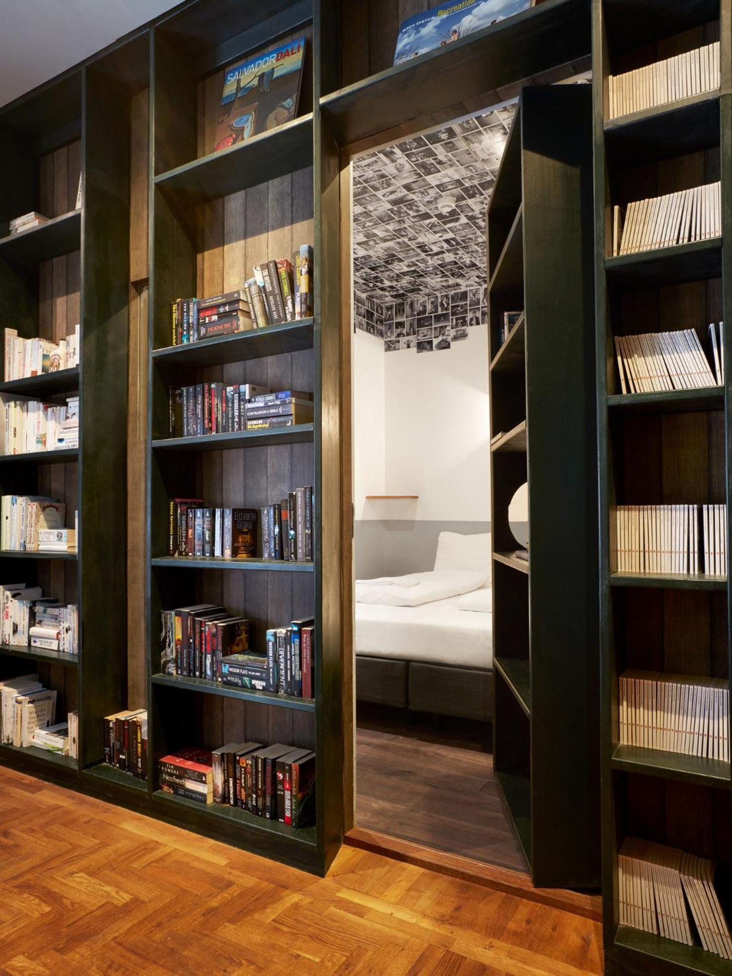 Zimmer Secret Bookcase M mit Gemeinschaftsbad
