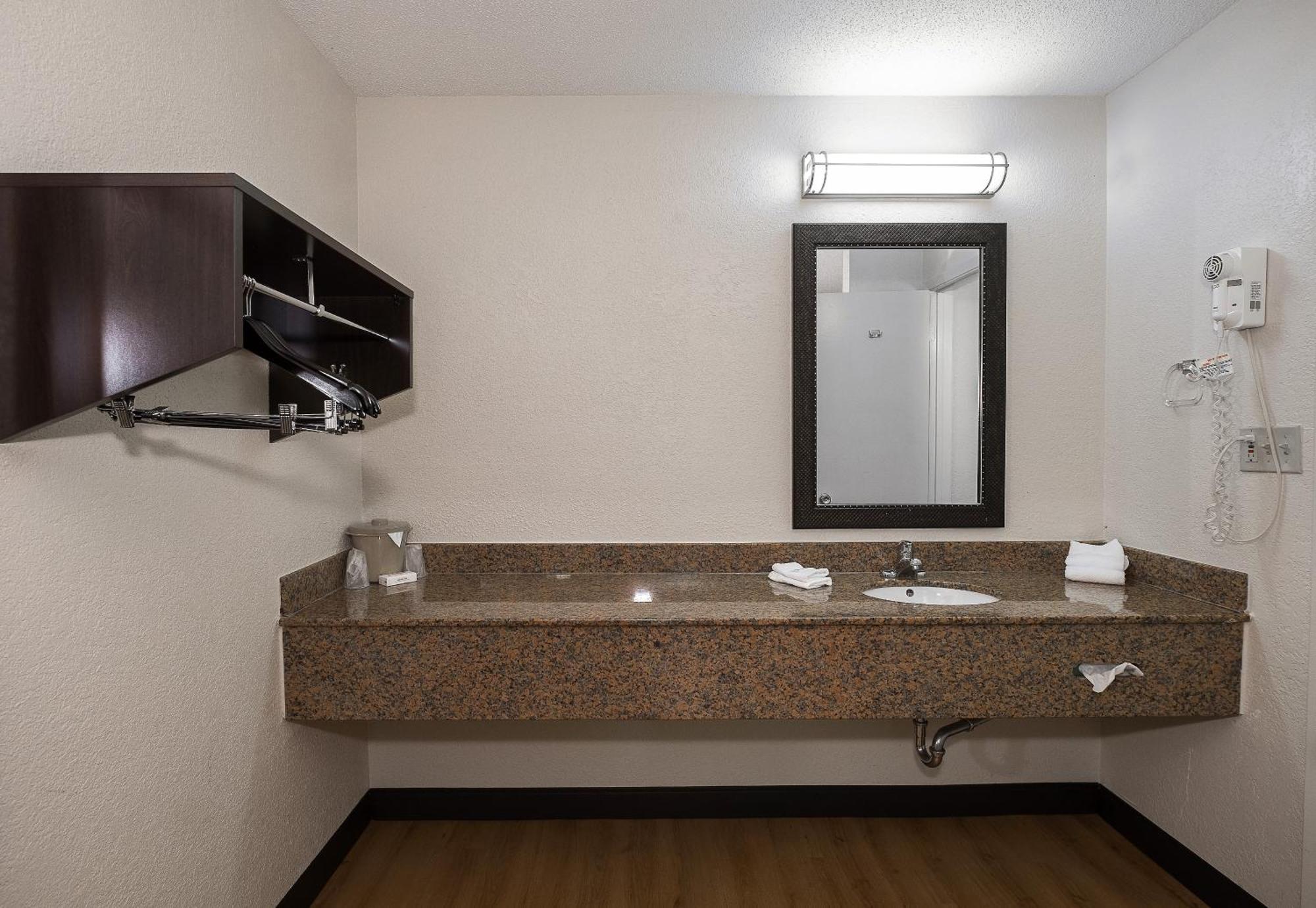 Deluxe Queen Room Non-Smoking
