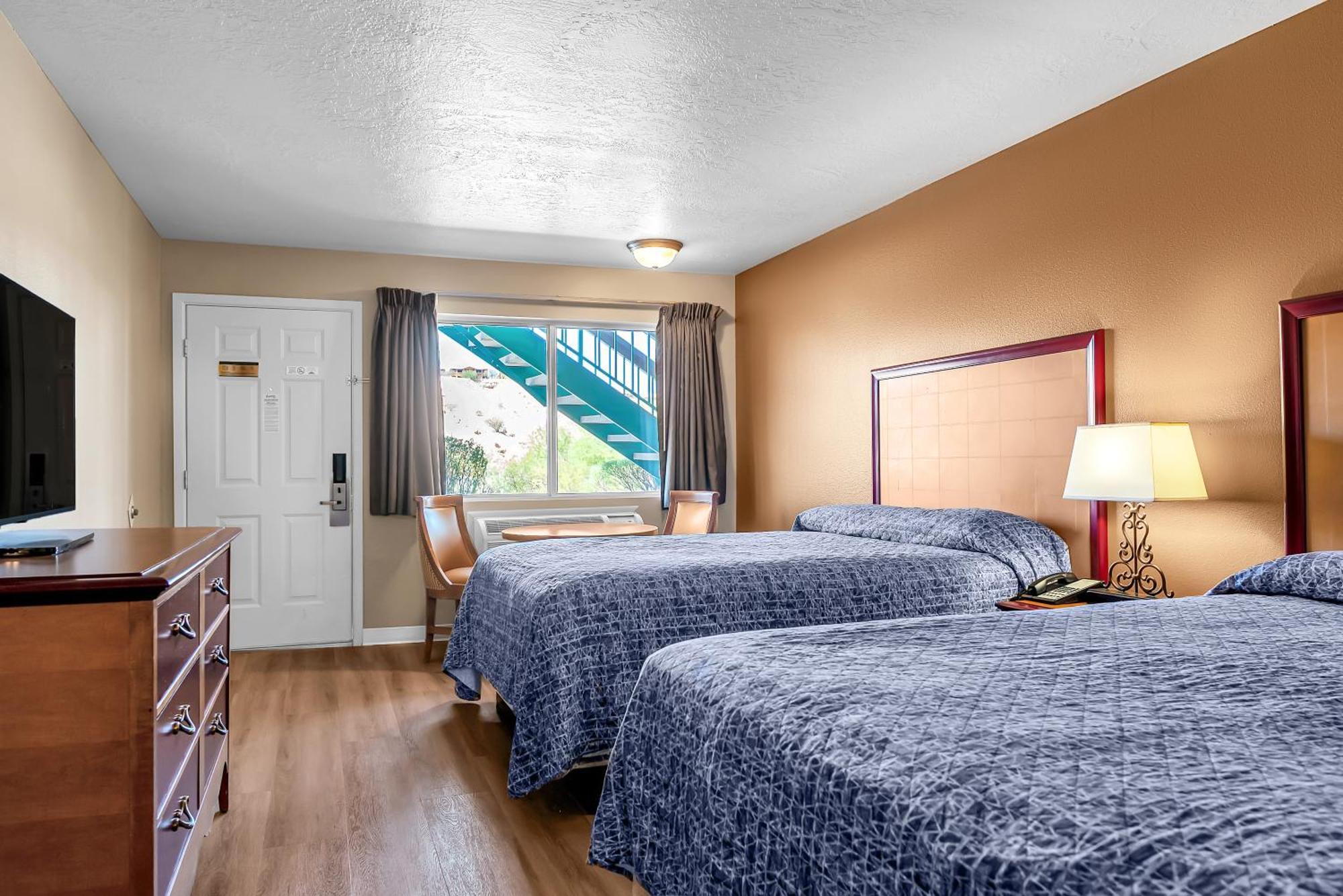 2 Queen Beds Pet Friendly