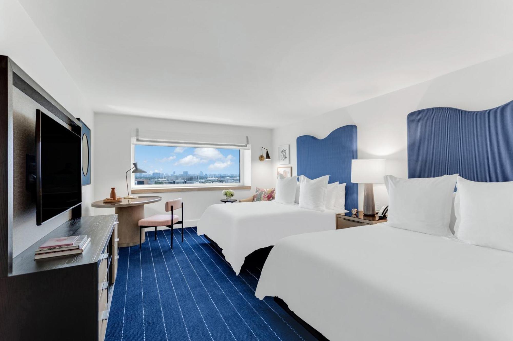 Classic Zimmer mit 2 Queensize-Betten und Blick auf die Bucht