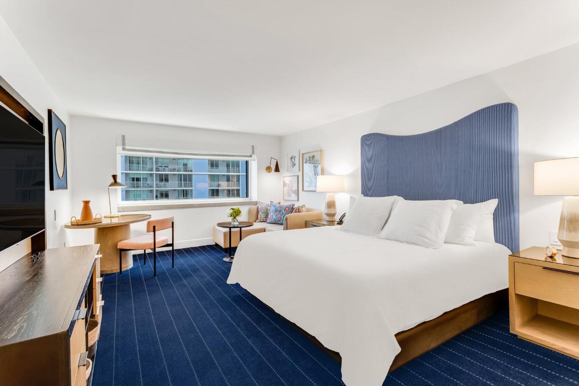 Classic Zimmer mit Kingsize-Bett und seitlichem Blick auf die Bucht