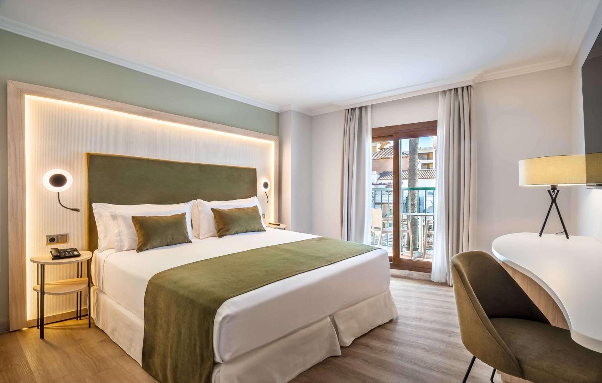 Quarto Duplo com Terraço e Vista da Piscina e Sofá-Cama (2 Adultos + 1 Criança)