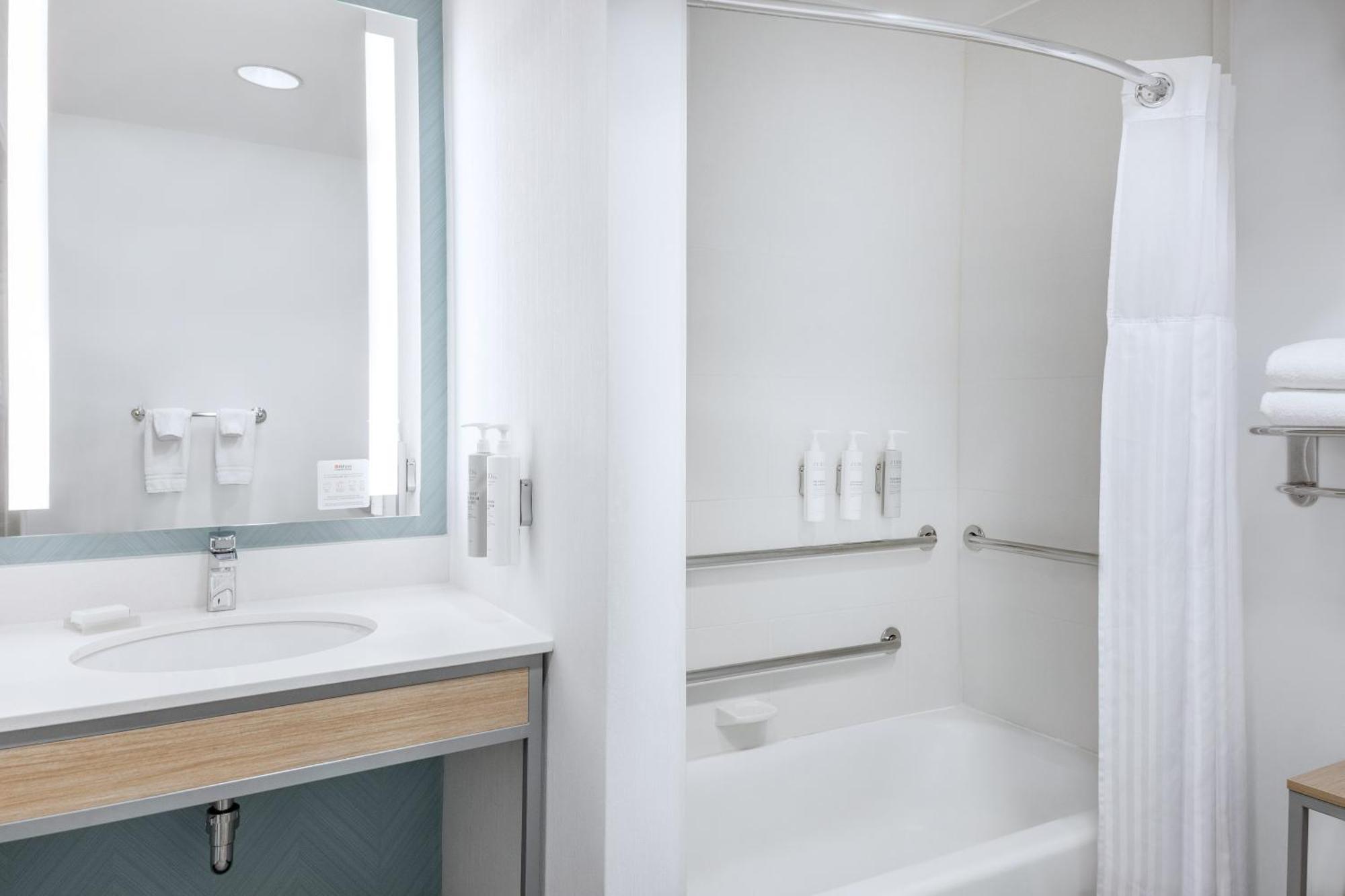 Queen Room Two Queen Beds Bath Tub Mobility Access