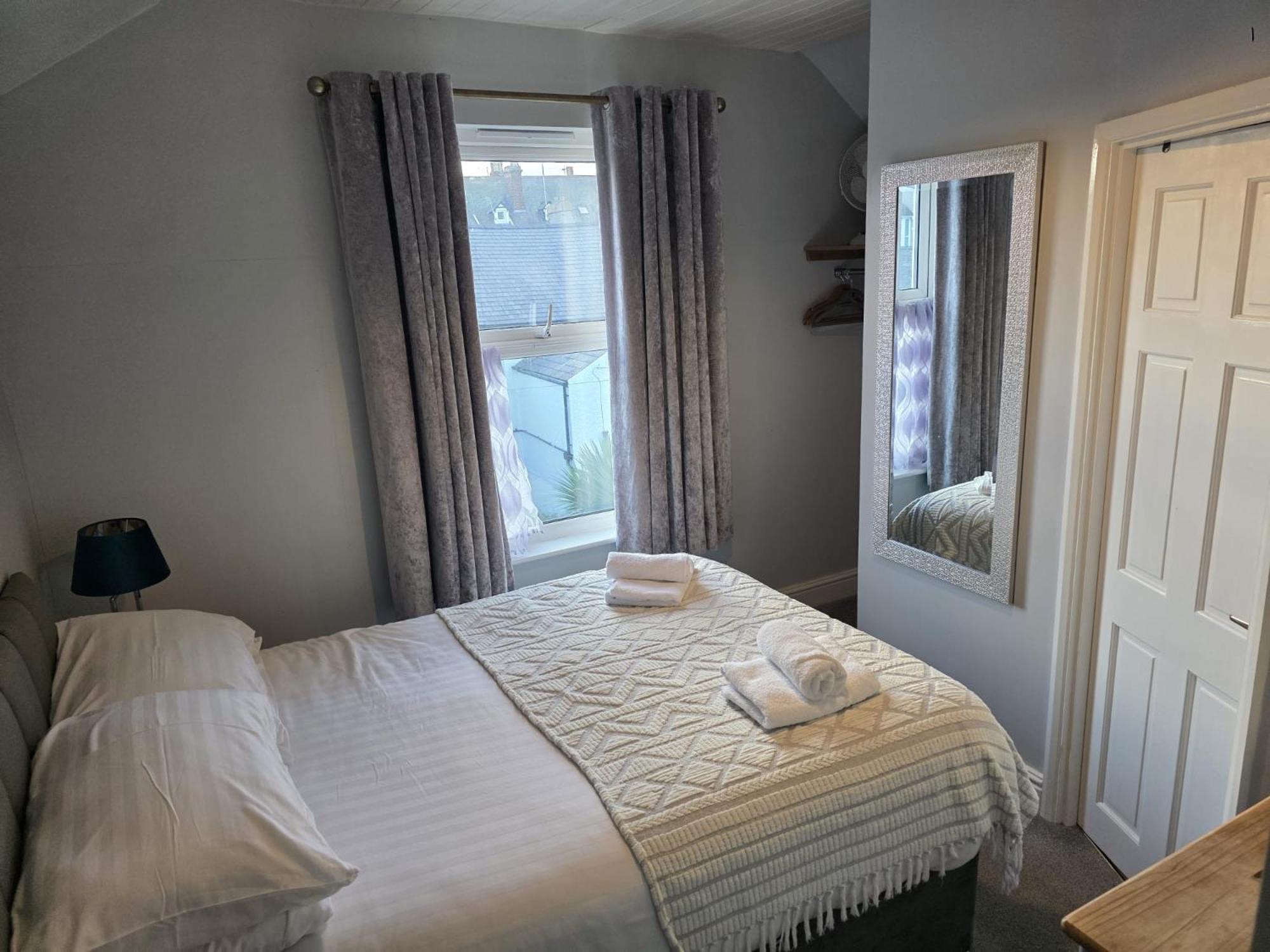 Small Double Room,1746887180:JPEG