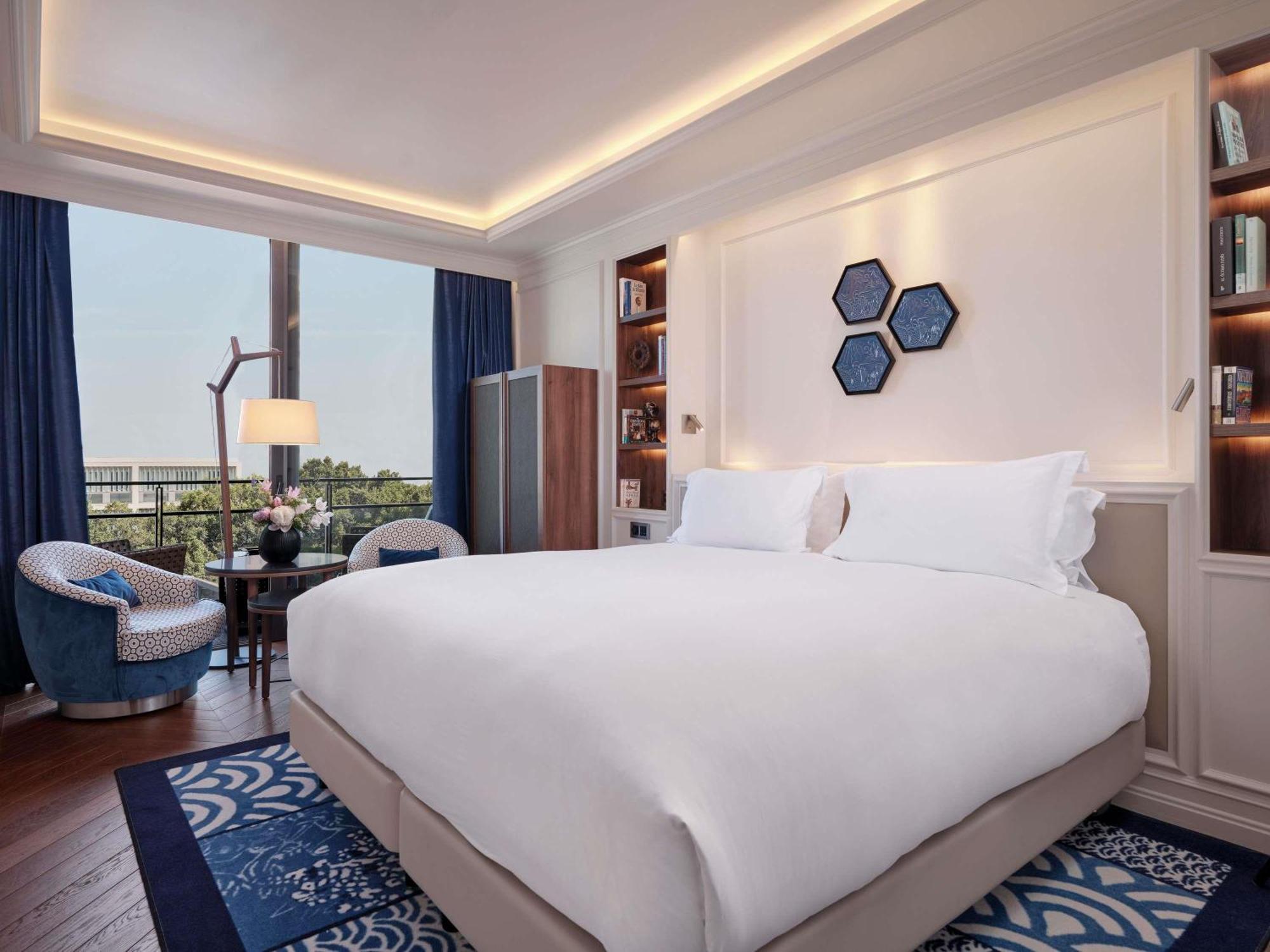 Luxuriöses Doppelzimmer mit Balkon und Gartenblick