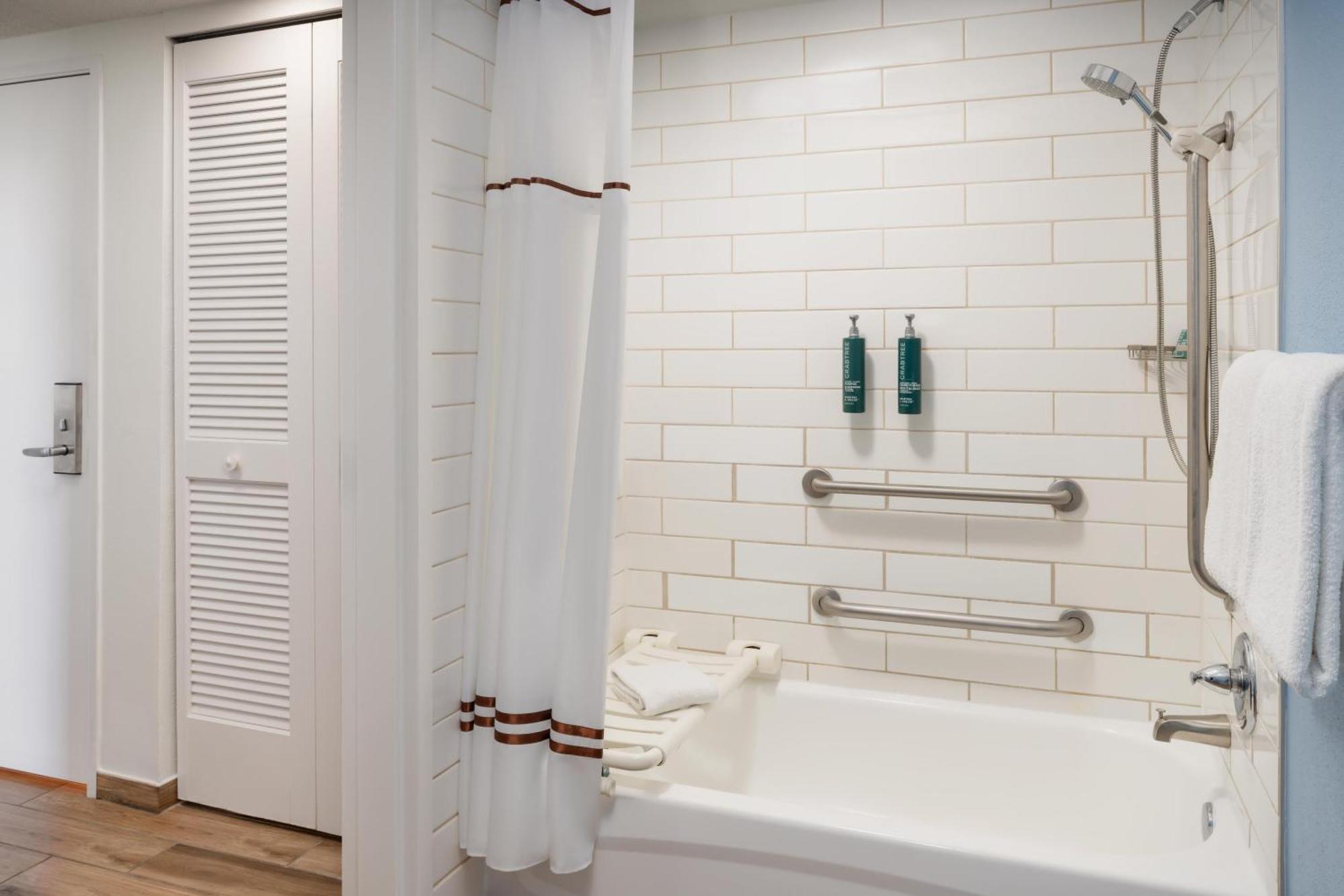 King Room with Bath Tub- Hearing Accessible/ Non-Smoking,1758303251:JPEG