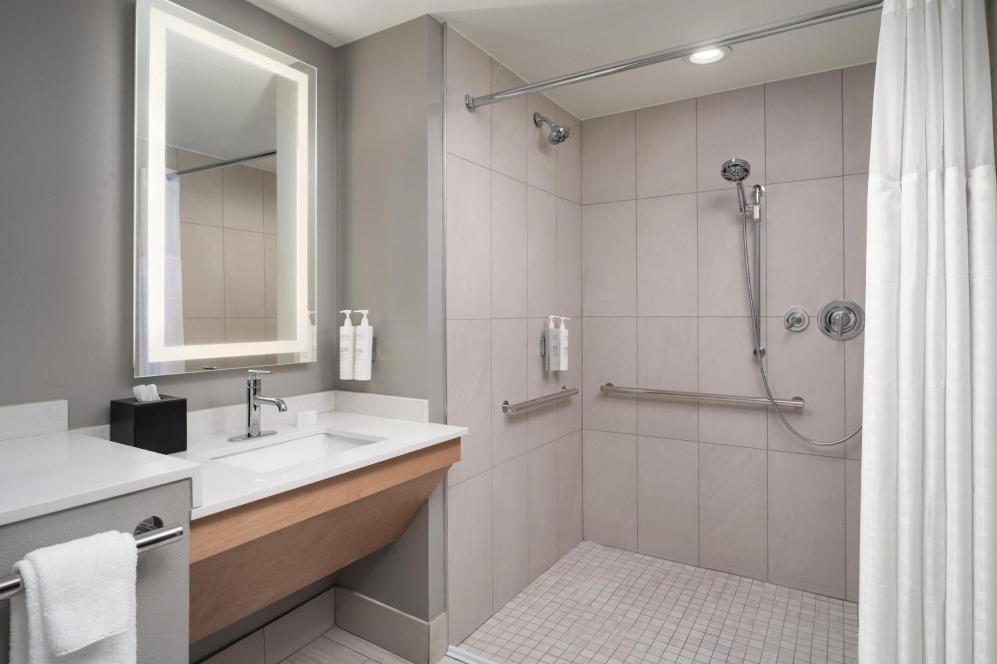 King Suite with Roll In Shower - Disability Access/Non-Smoking,1758304498:JPEG