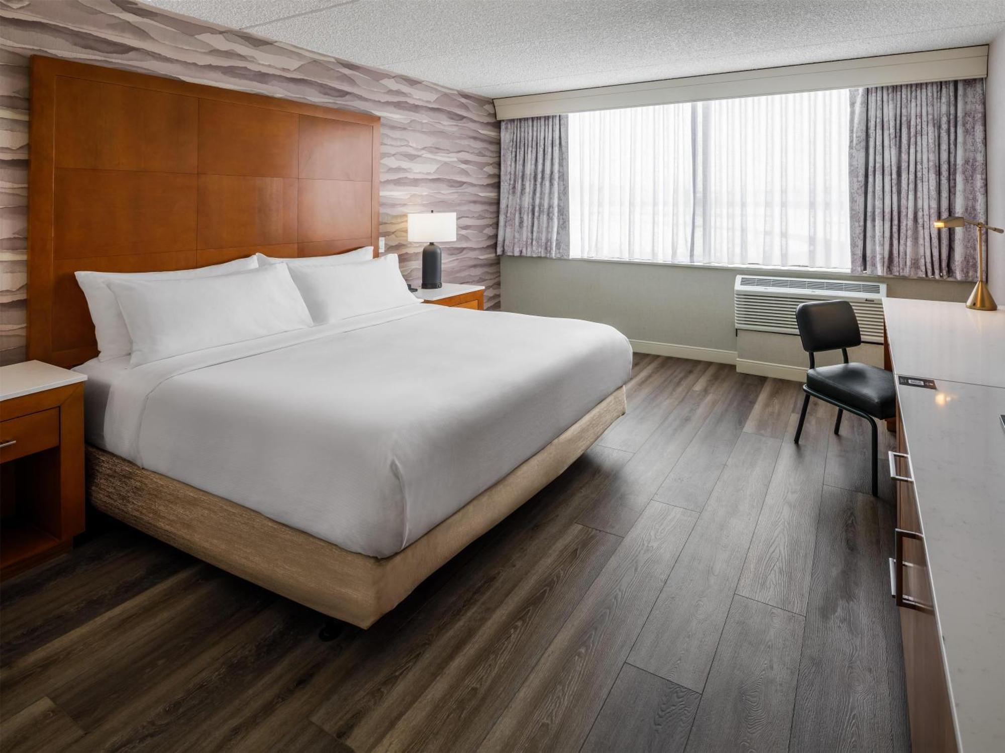 King Room Accessible Tub Mobility Access or Non-Smoking