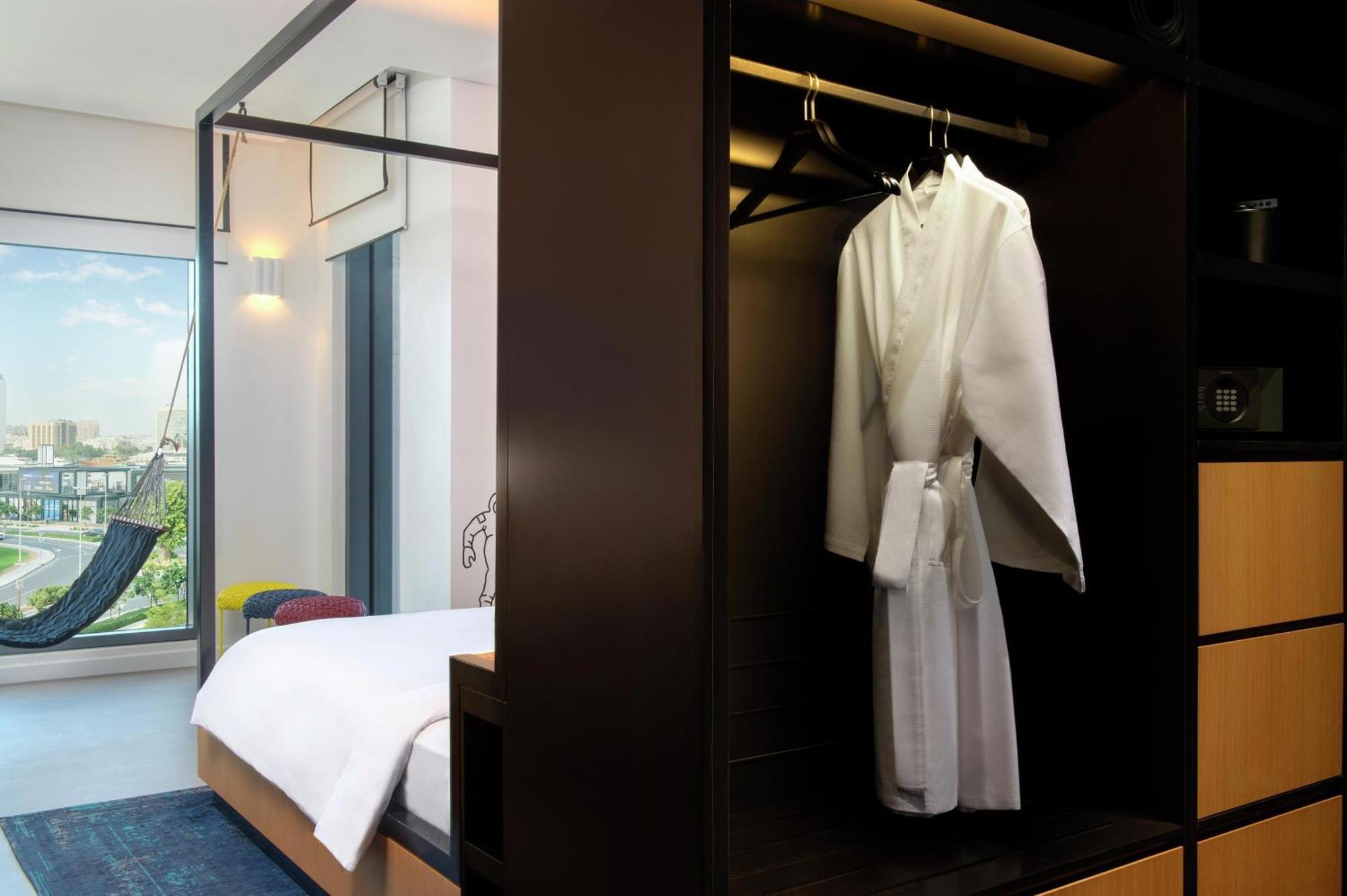 Premium Zimmer mit Kingsize-Bett und Blick auf den Creek