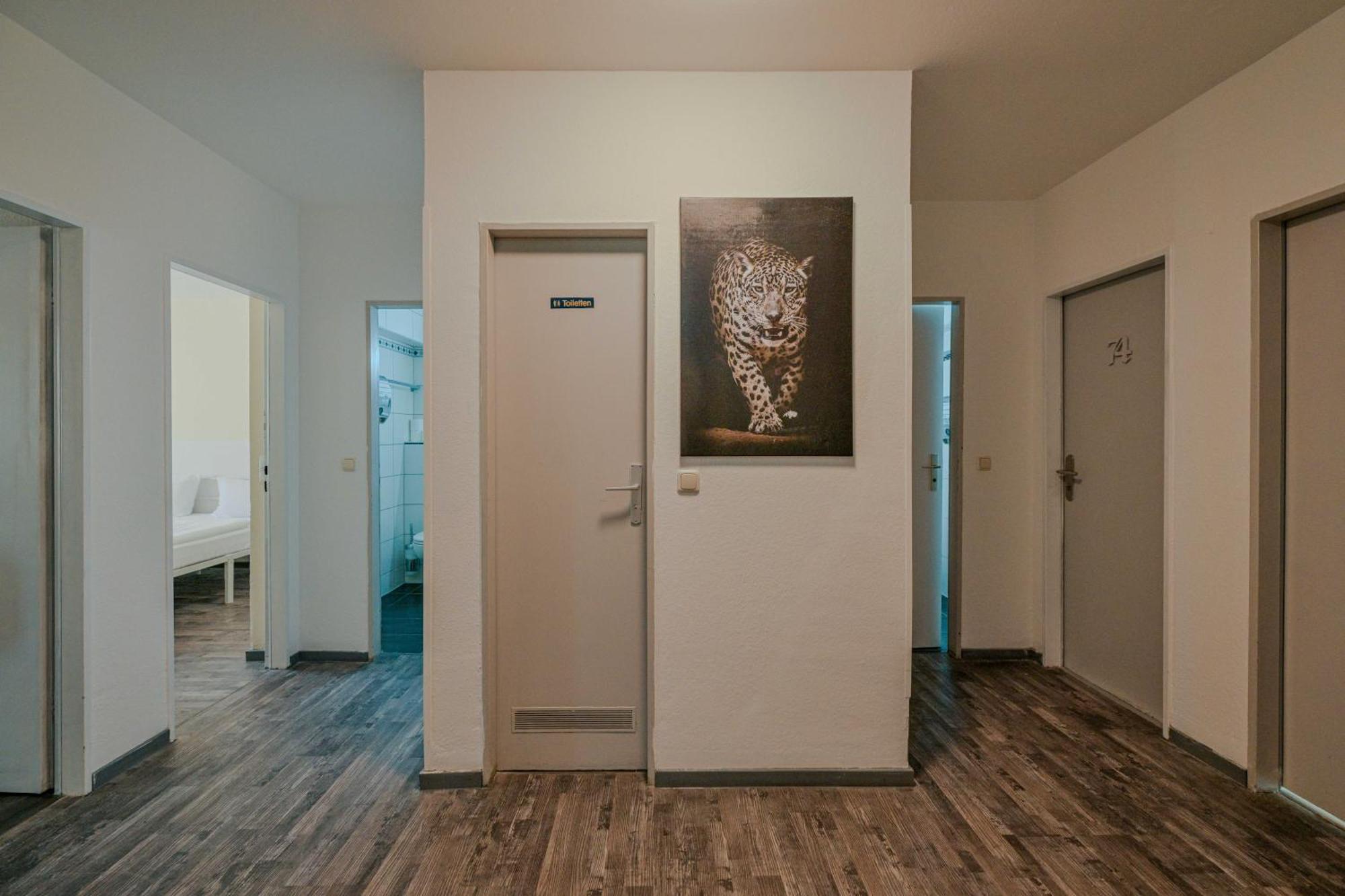 Tweepersoonskamer met 2 Aparte Bedden en Gedeelde Badkamer