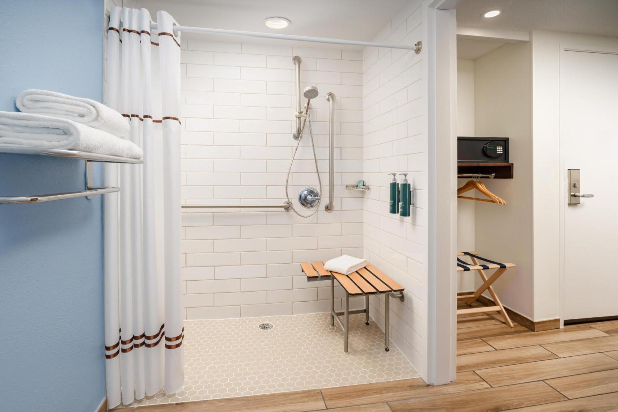 King Room with Roll-In Shower - Disability Access,1765819534:JPEG