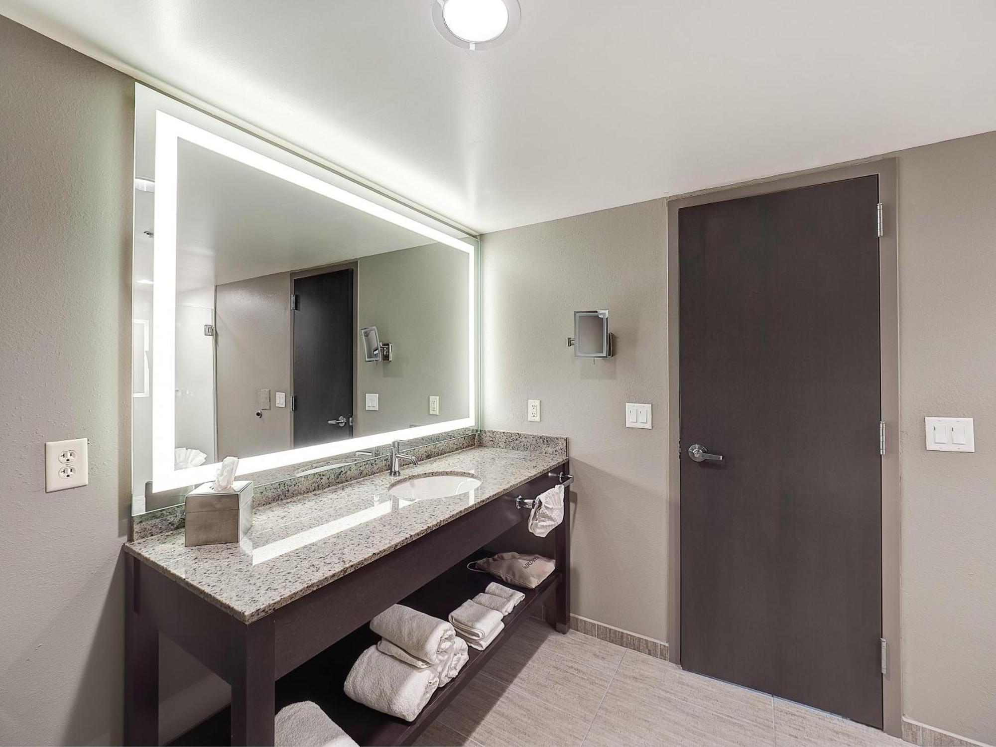 Queen Room Two Queen Beds Roll Shower Mobility Accessible