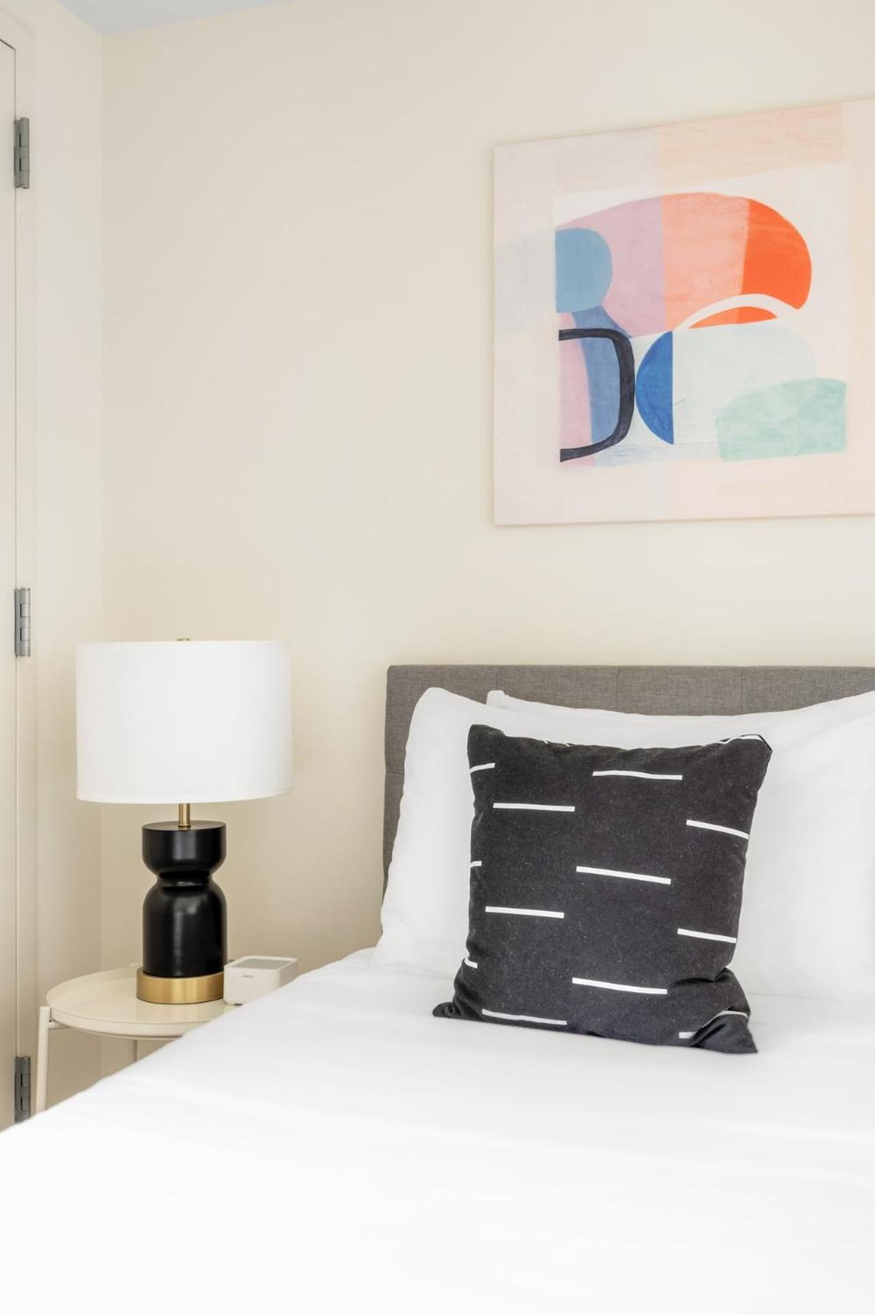 Deluxe One-Bedroom Apartment Self Check Virtual Front Desk