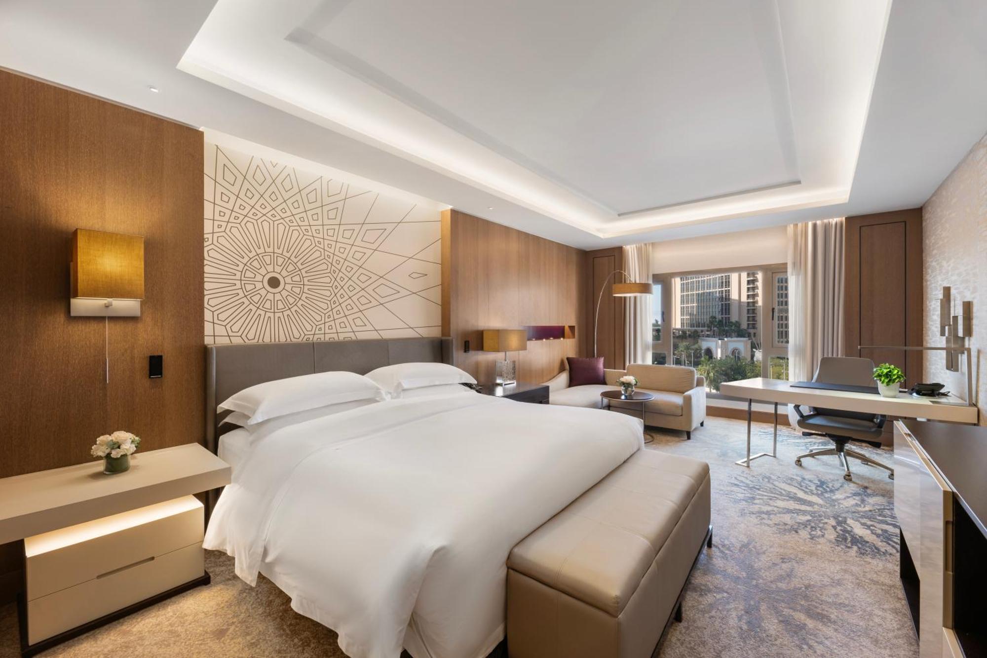 1 King Bed Club City View