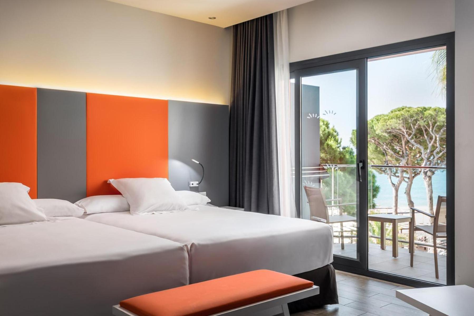 Suite Junior con vistas a la piscina y al mar