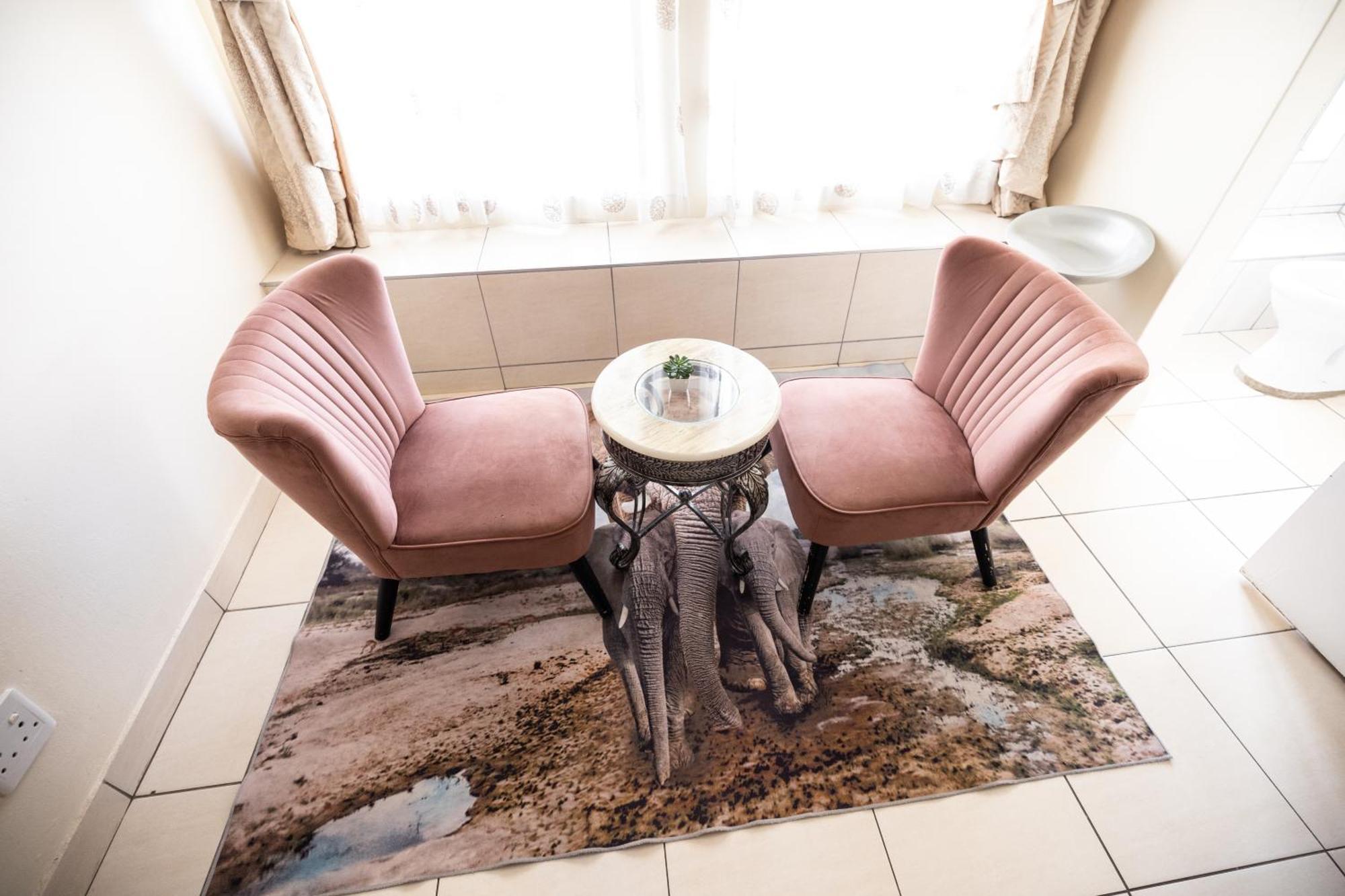 Deluxe Queen Suite