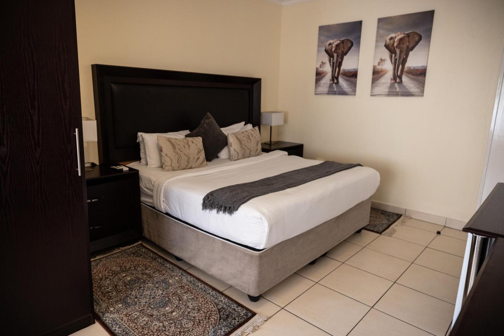 Deluxe Queen Suite