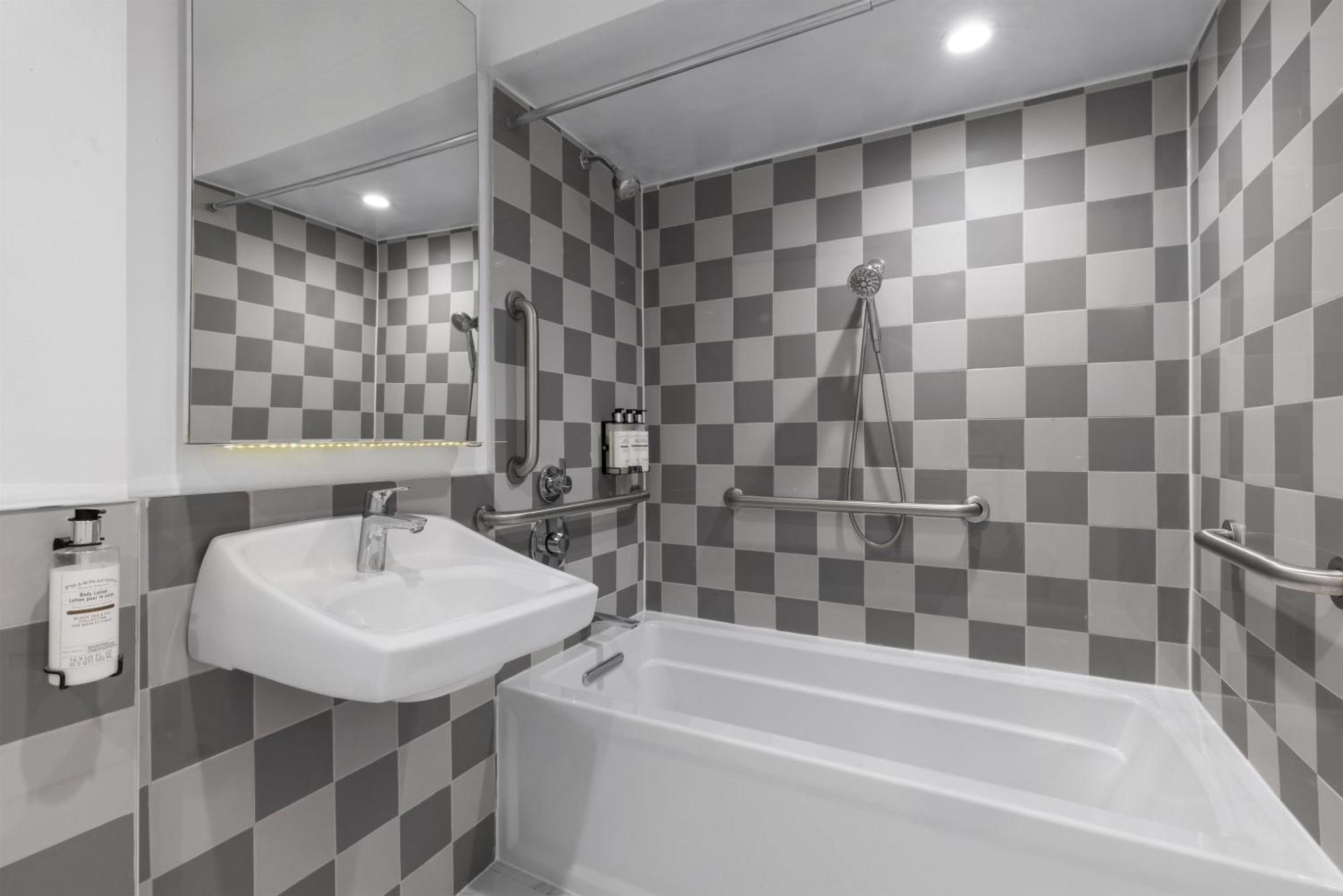 King Suite Bath Tub Sofa Bed Disability Access or Non-Smoking