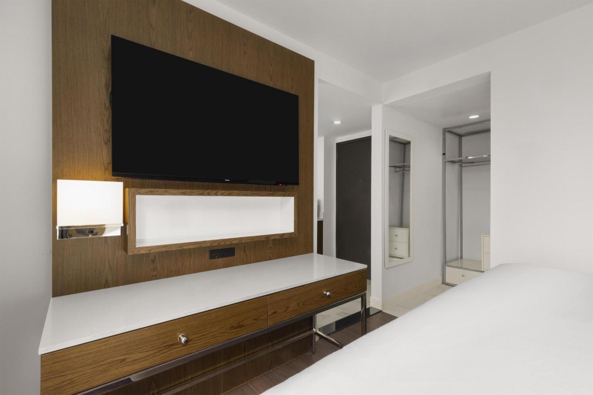 One-Bedroom King Suite Sofa Bed Kitchenette Non-Smoking
