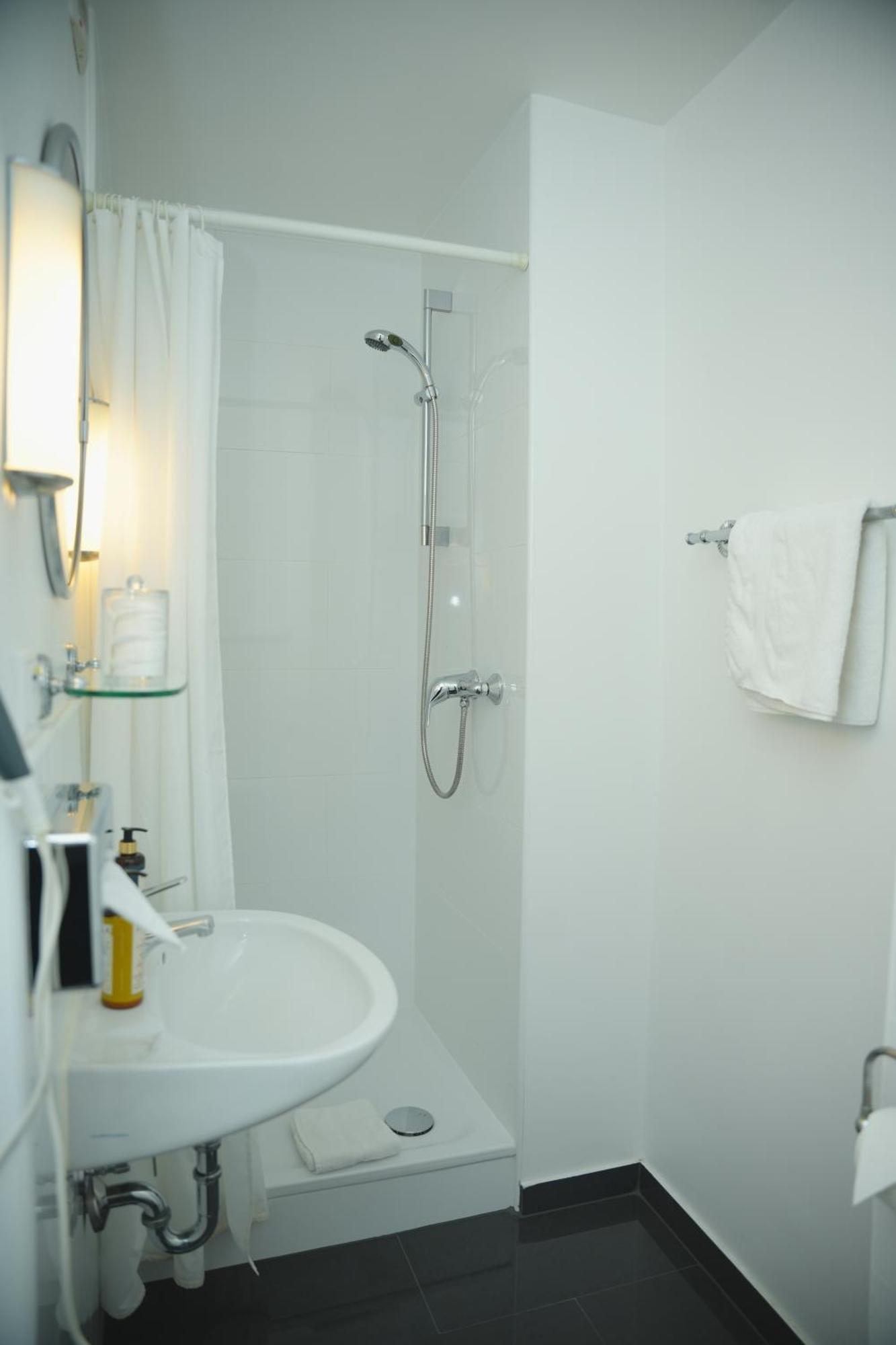 Einzelzimmer mit Bademantel und eigenem externen Badezimmer