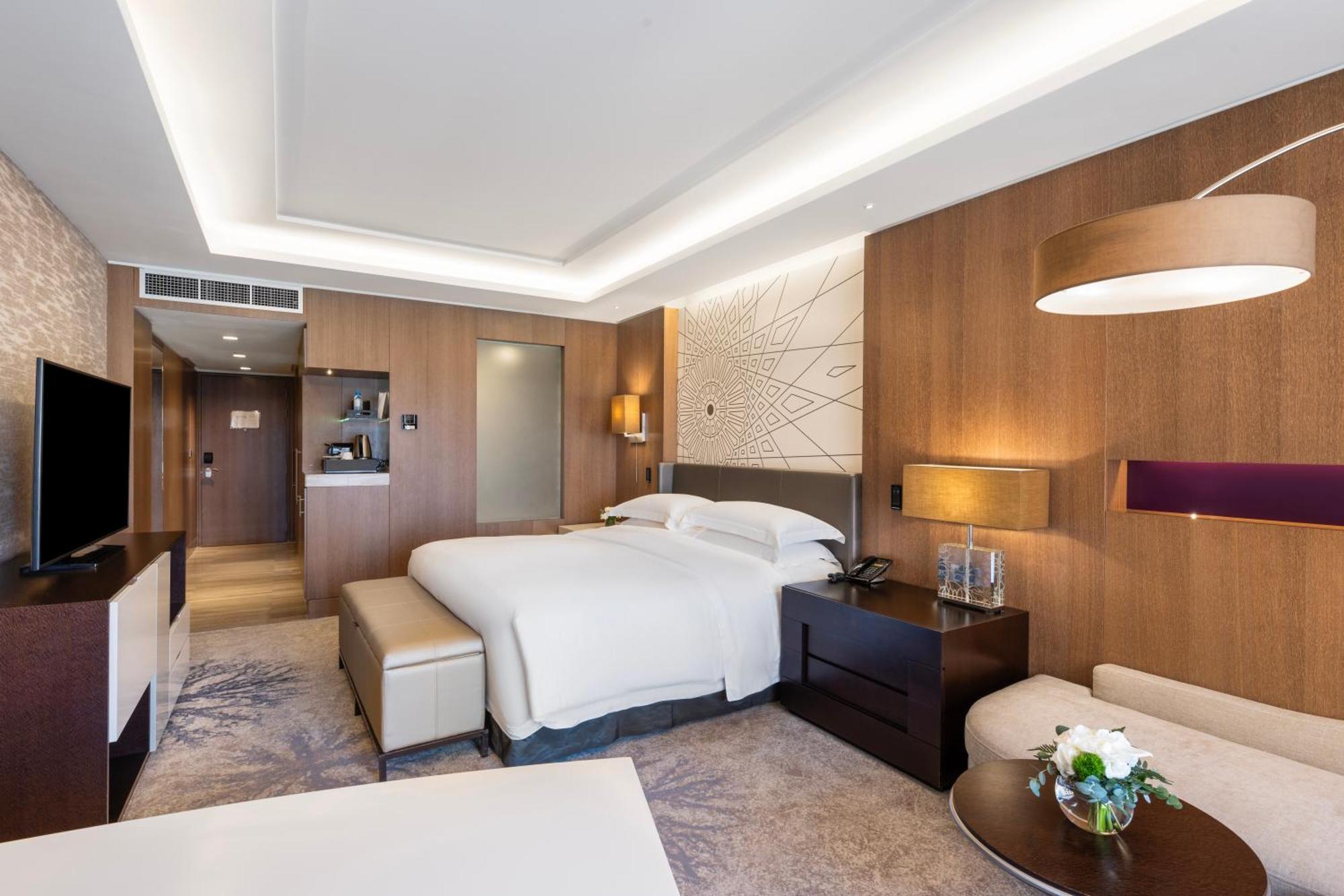 1 King Bed Club City View
